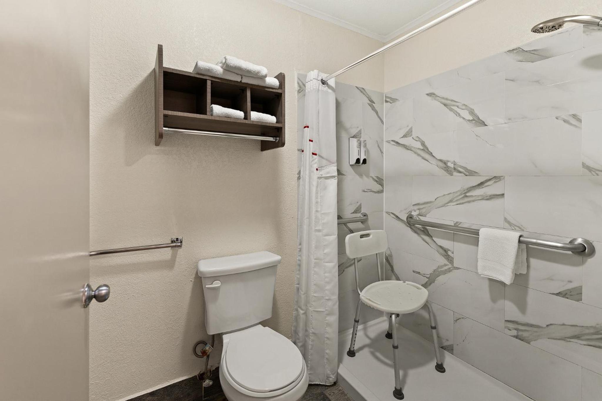 Deluxe Room With Two Double Beds Disability Access Roll-In Shower Non-Smoking photo 2