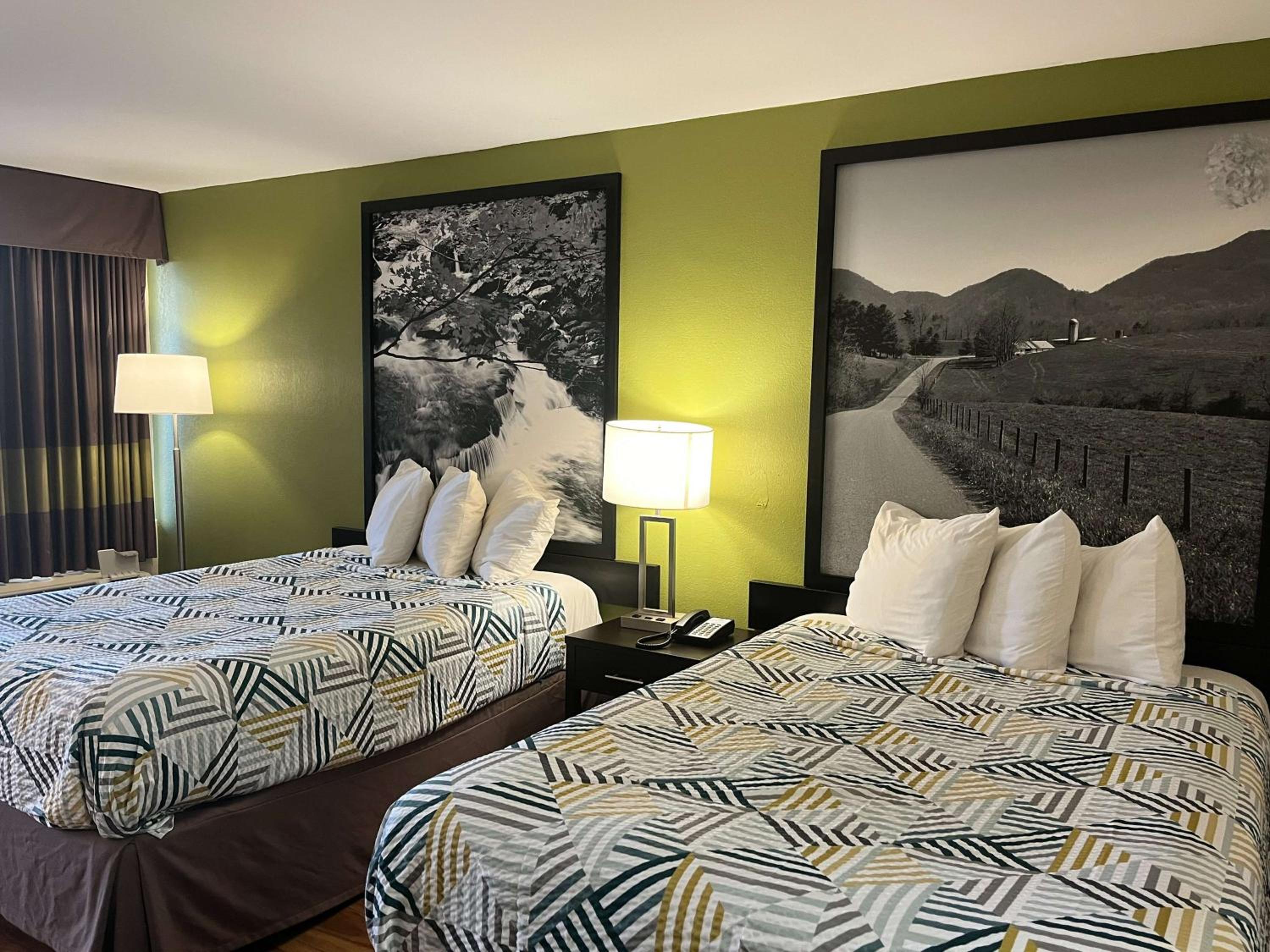 Quadruple Room - Non-Smoking - Photo 1