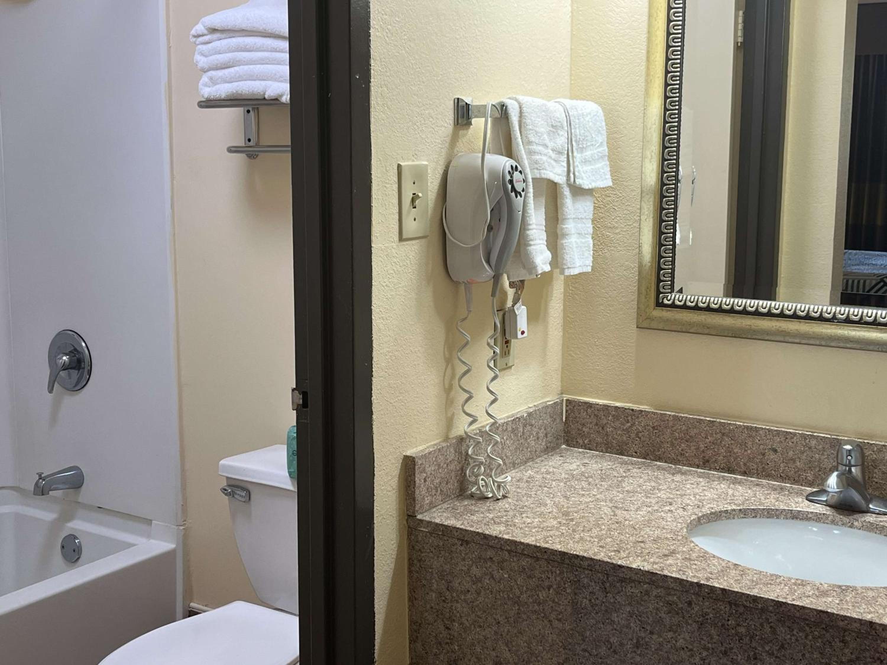 Quadruple Room - Non-Smoking - Photo 2