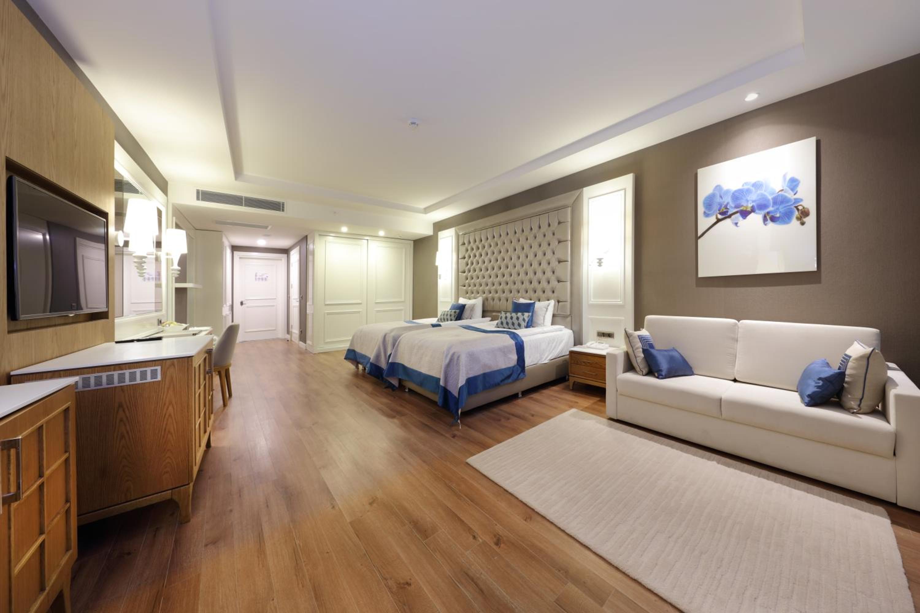 Deluxe Room with Land and Golf View thumbnail 5