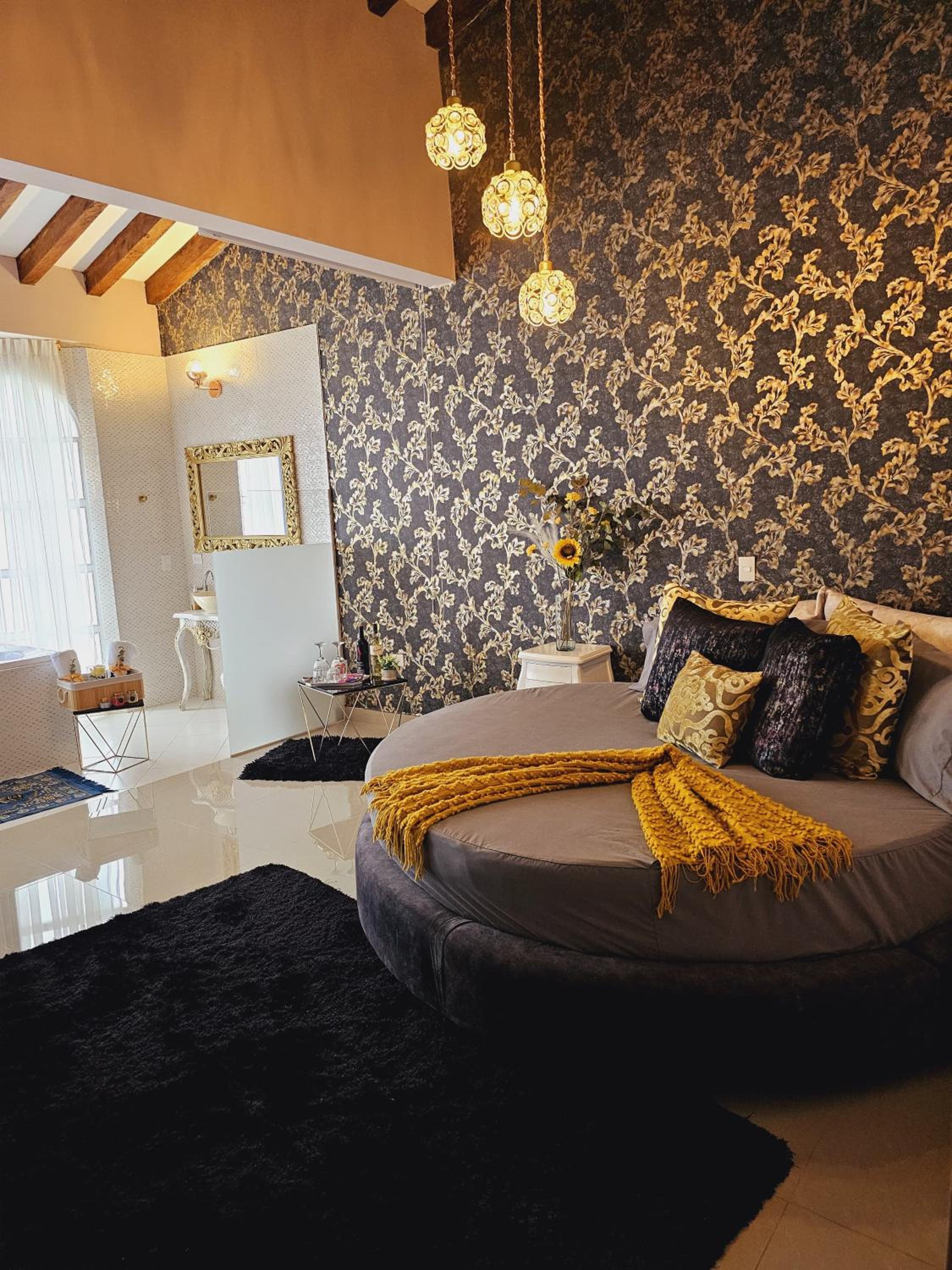 Queen Suite with Spa Bath photo 1