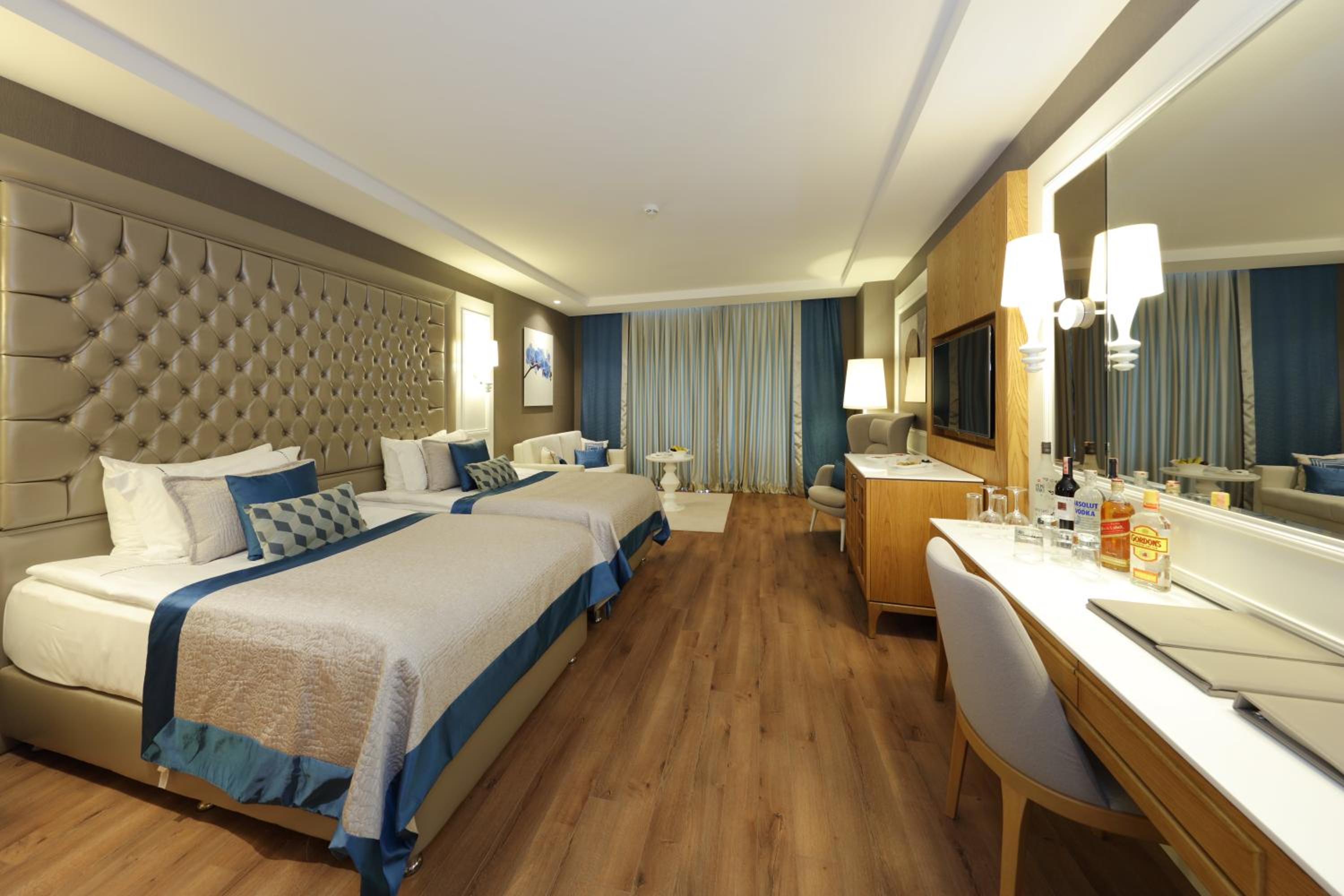 Deluxe Room with Land and Golf View thumbnail 6
