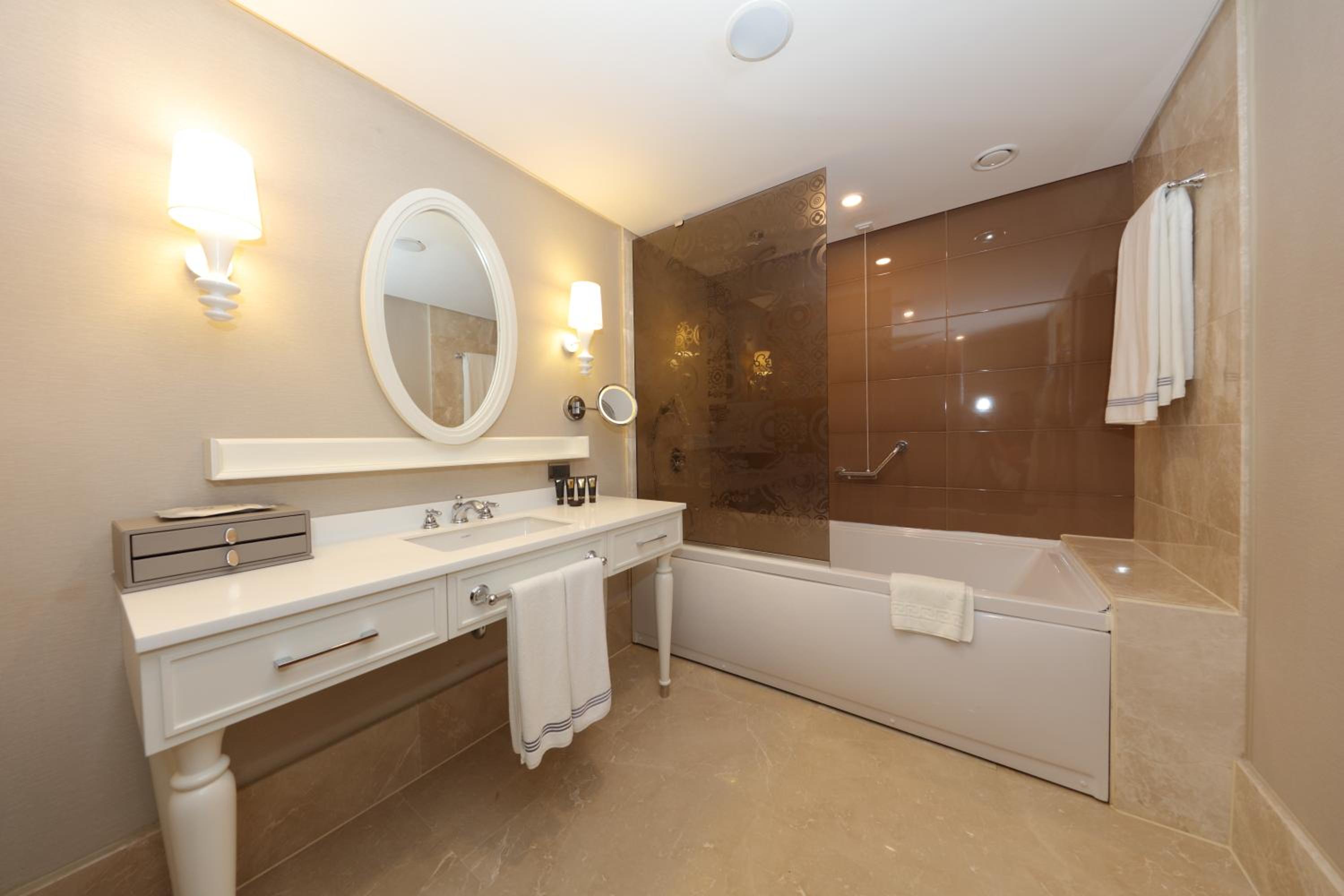 Deluxe Suite Room with Land and Golf View
