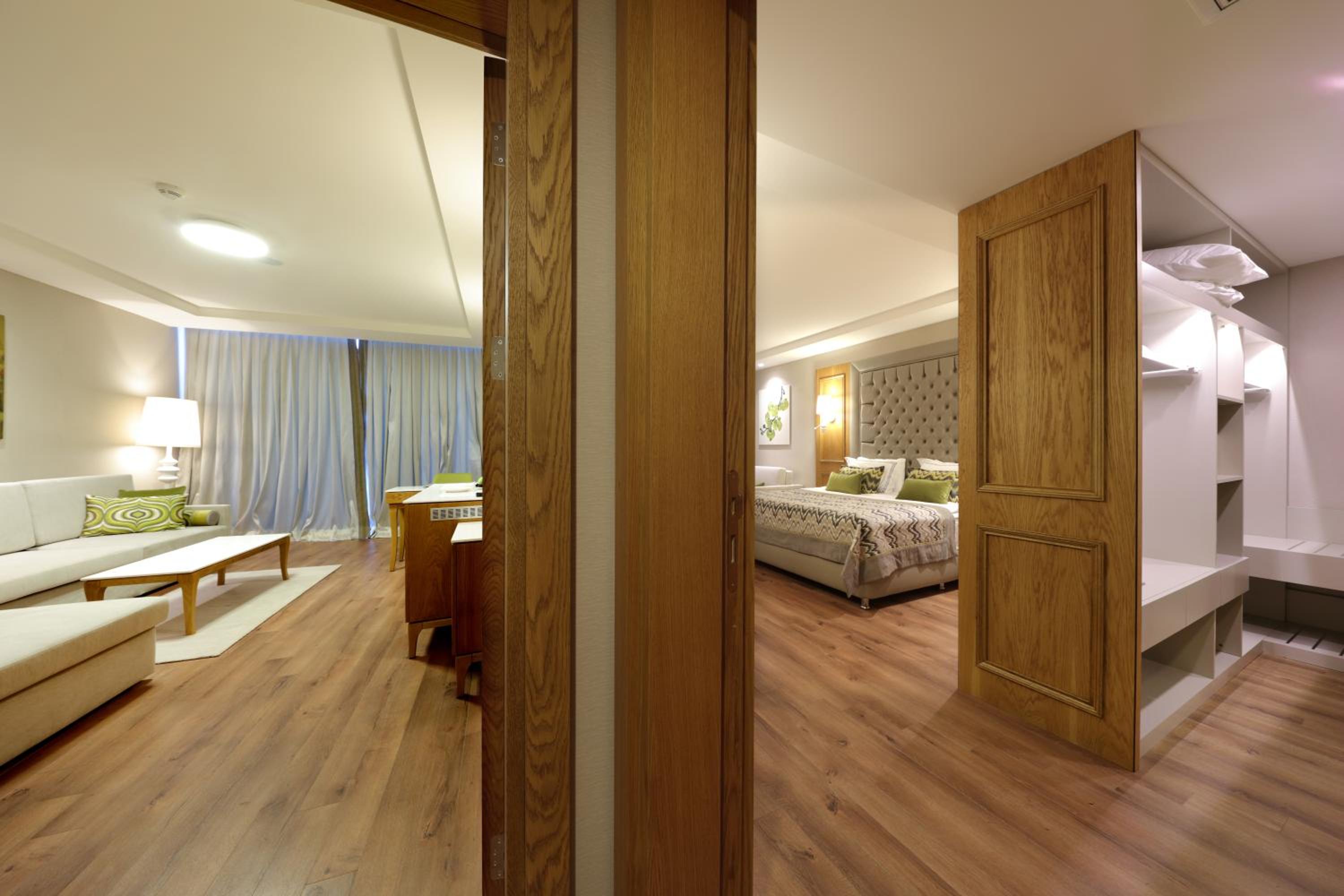 Deluxe Suite Room with Land and Golf View thumbnail 5