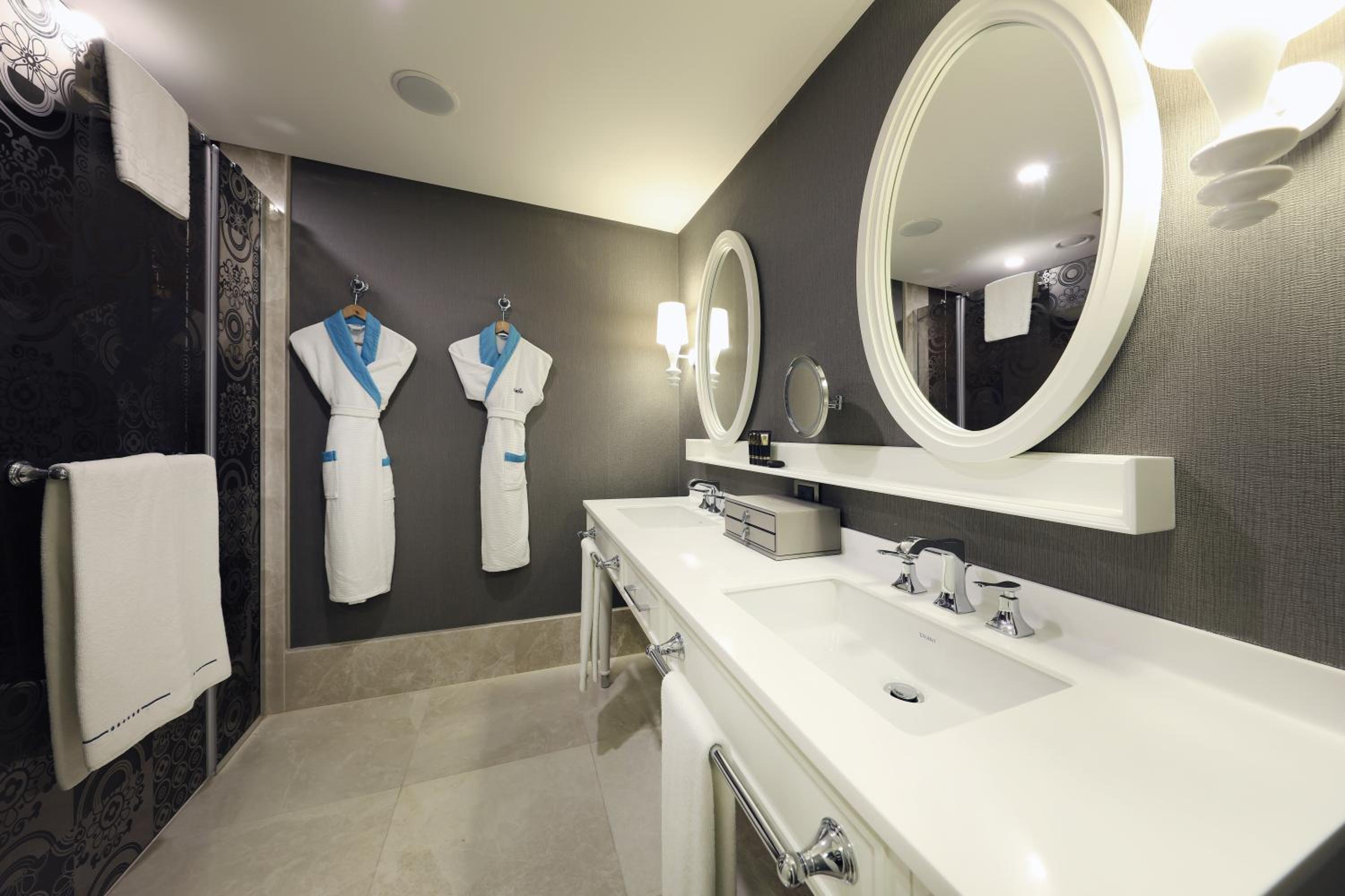 Deluxe Room with Land and Golf View
