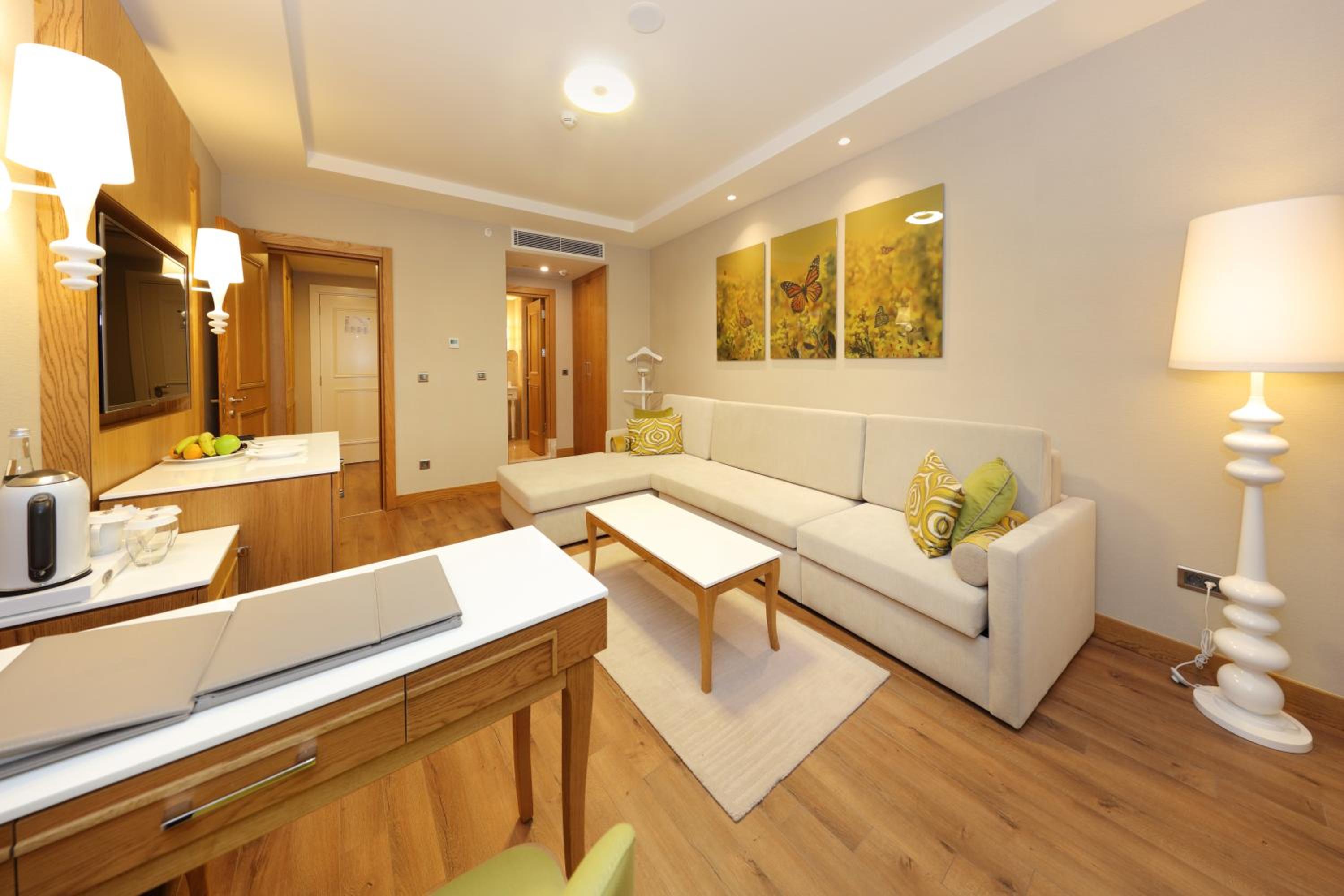 Deluxe Suite Room with Land and Golf View