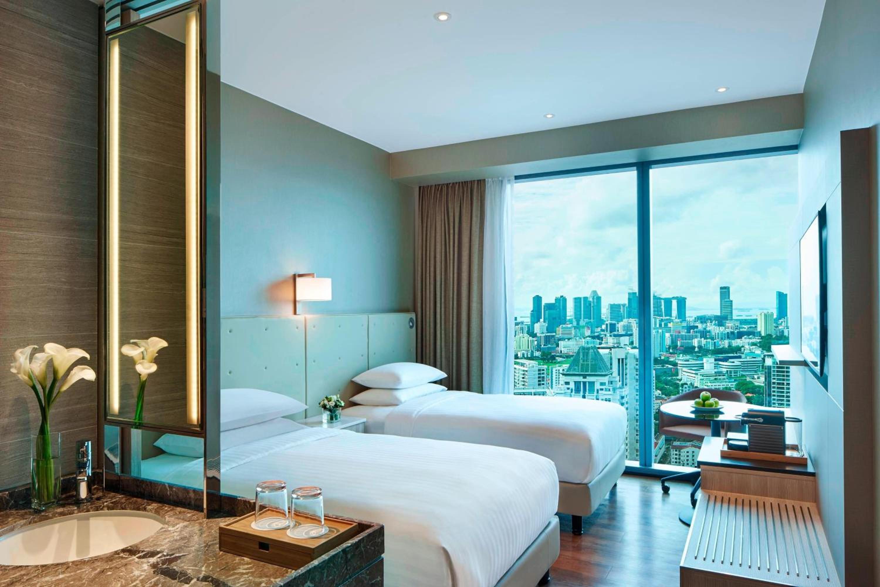 Premier Guest Room, 2 Twin, Skyline View, High Floor thumbnail 5