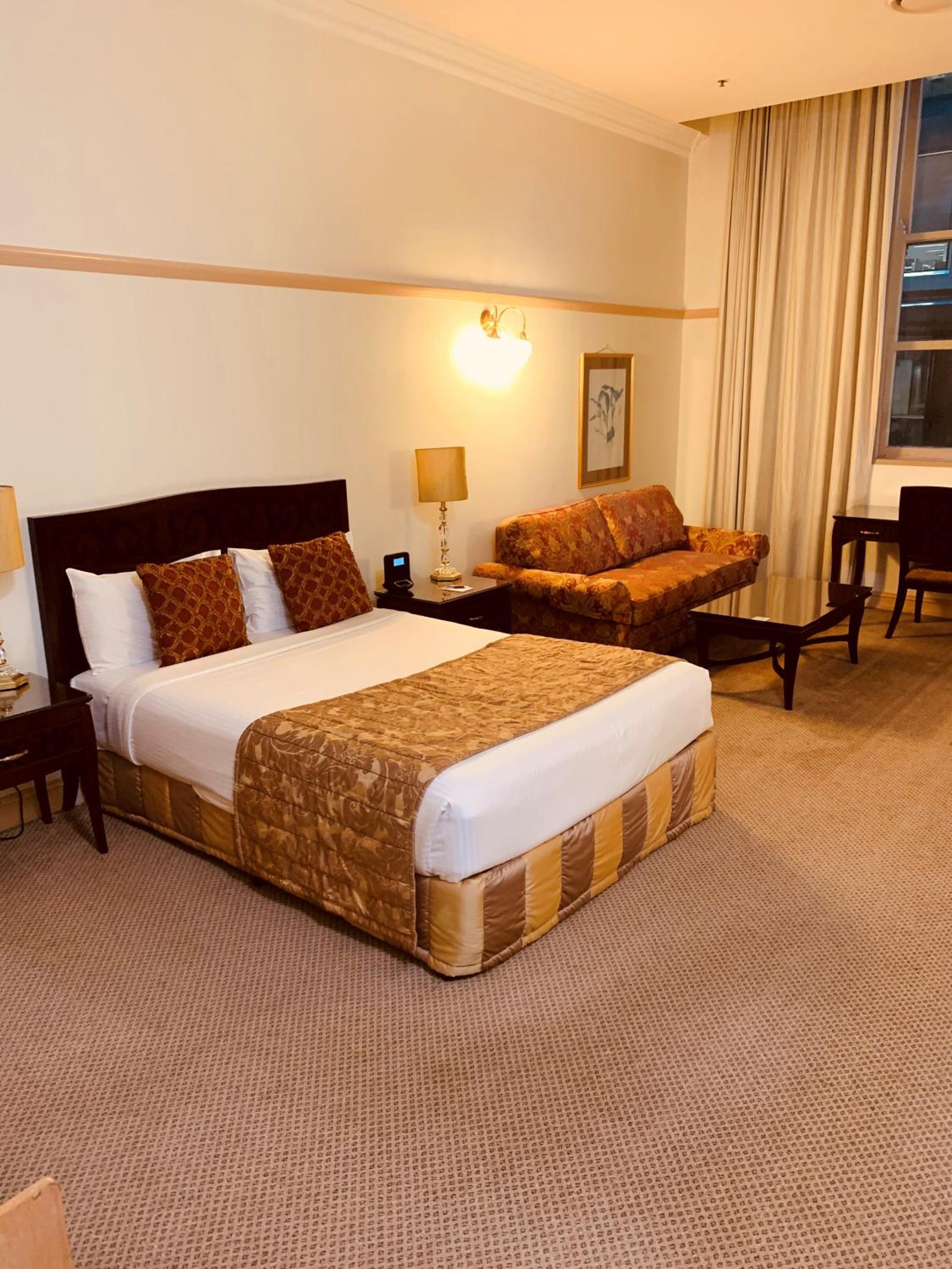 Deluxe Hotel Room with Bathtub