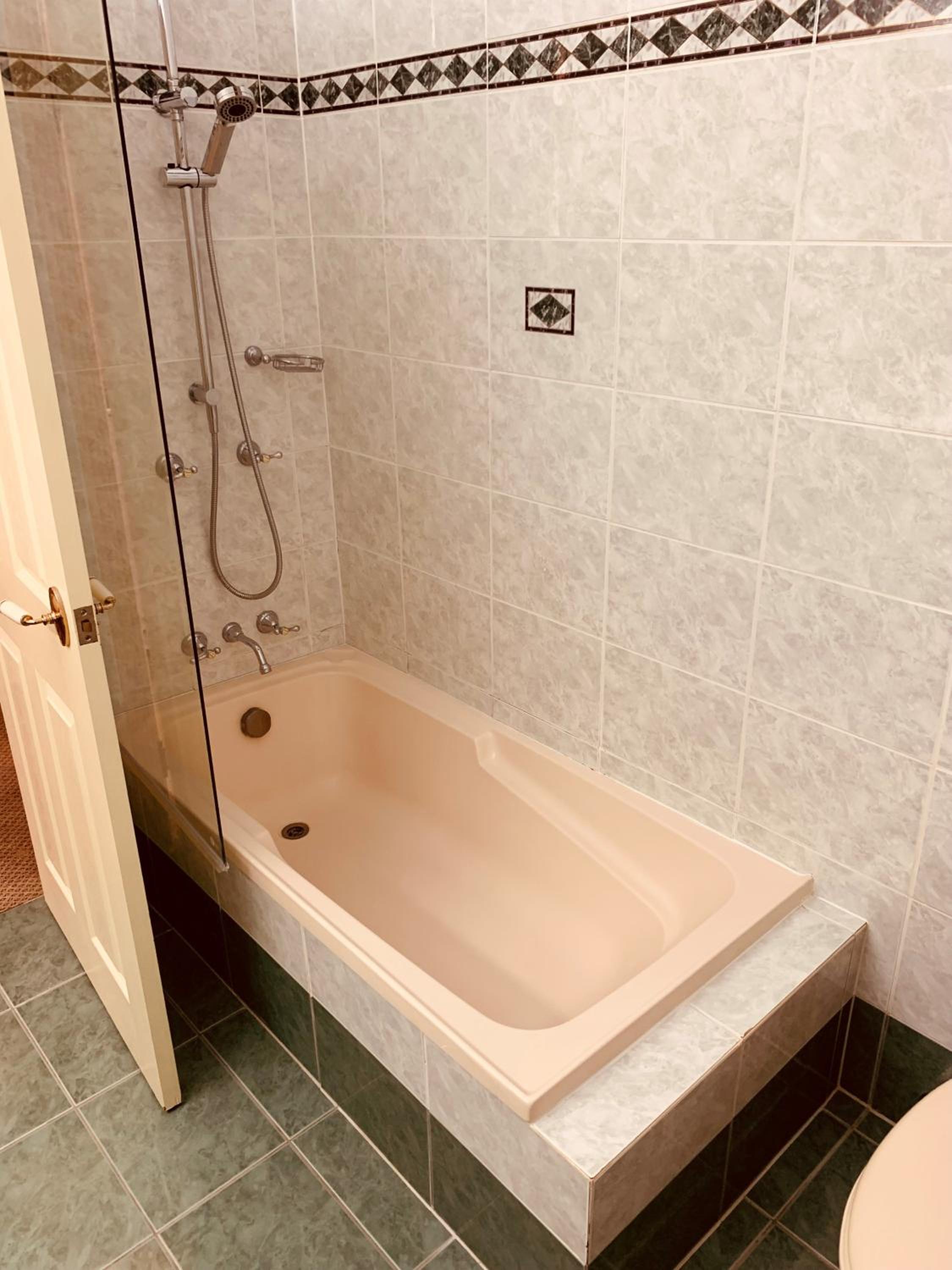 Deluxe Hotel Room with Bathtub