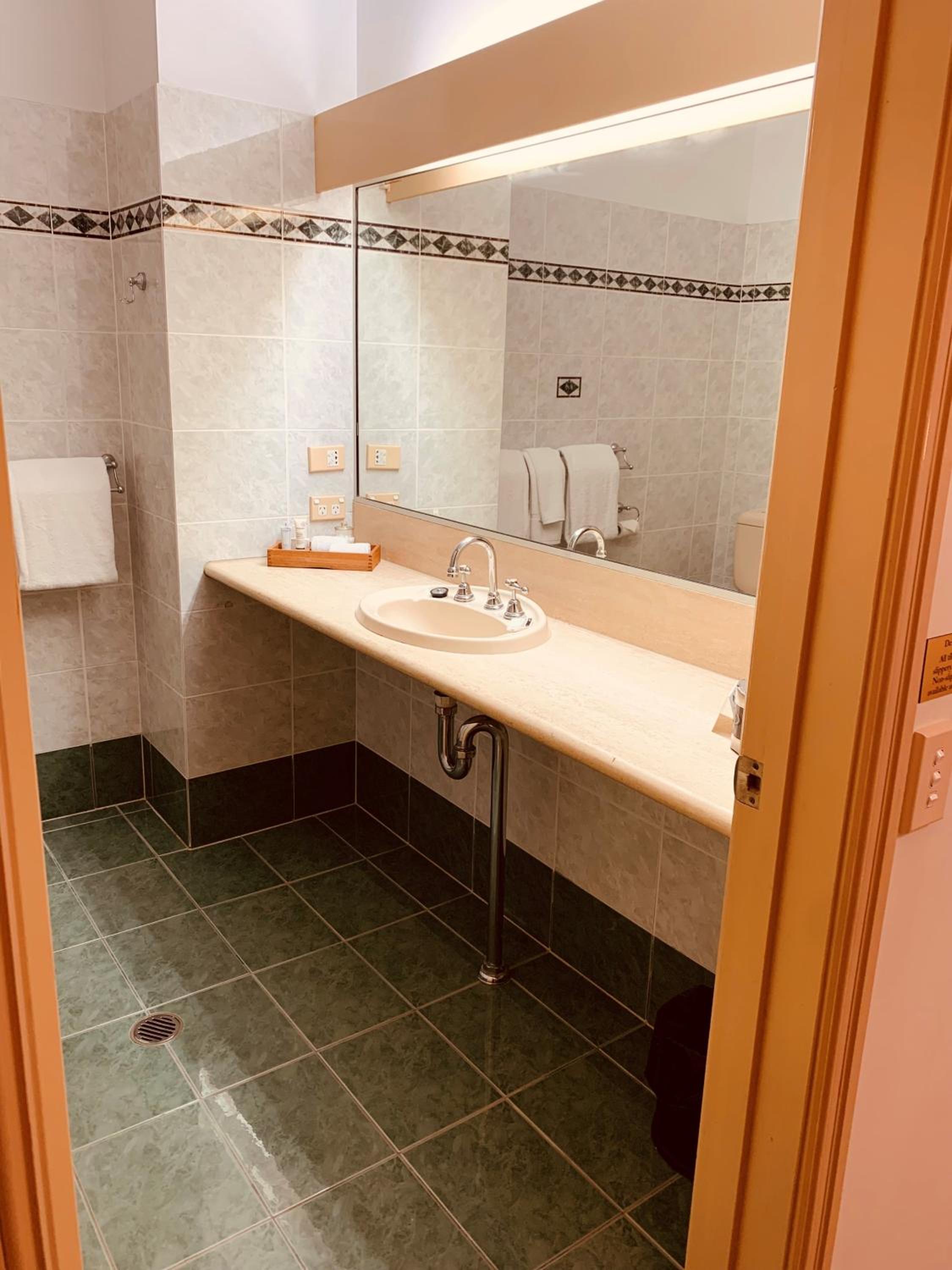 Deluxe Hotel Room with Bathtub