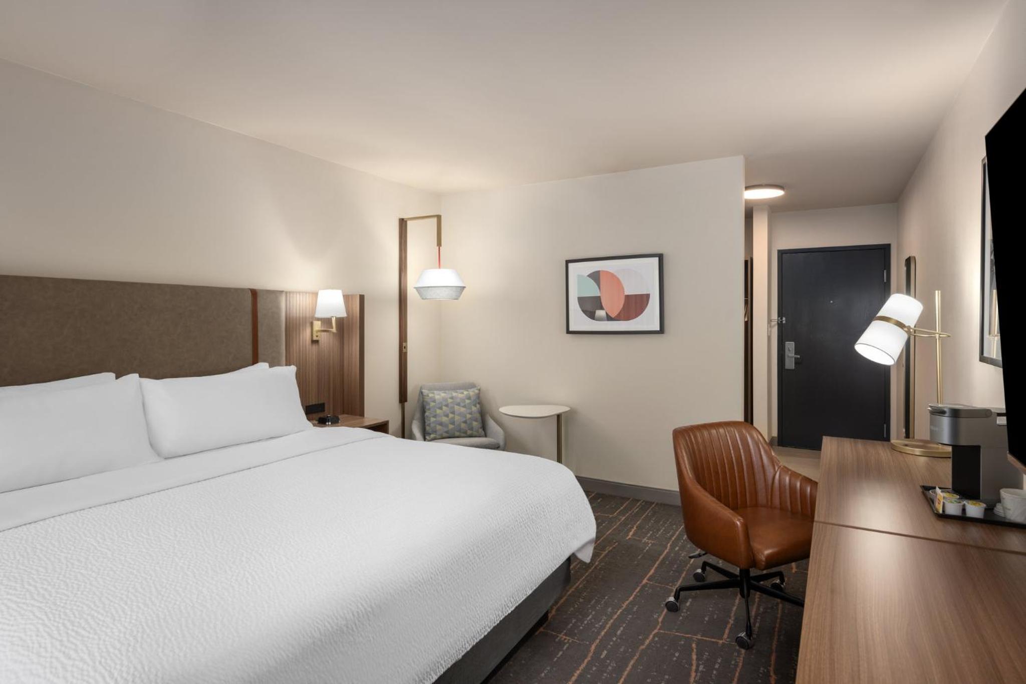 Standard King Room - Photo 8