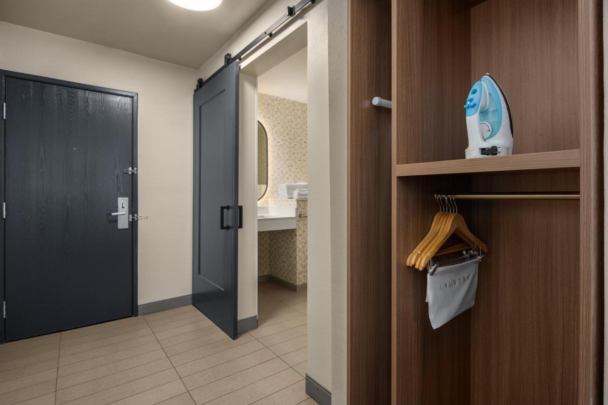 King Room with Roll in Shower - Hearing Accessible/Non-Smoking  - Photo 1