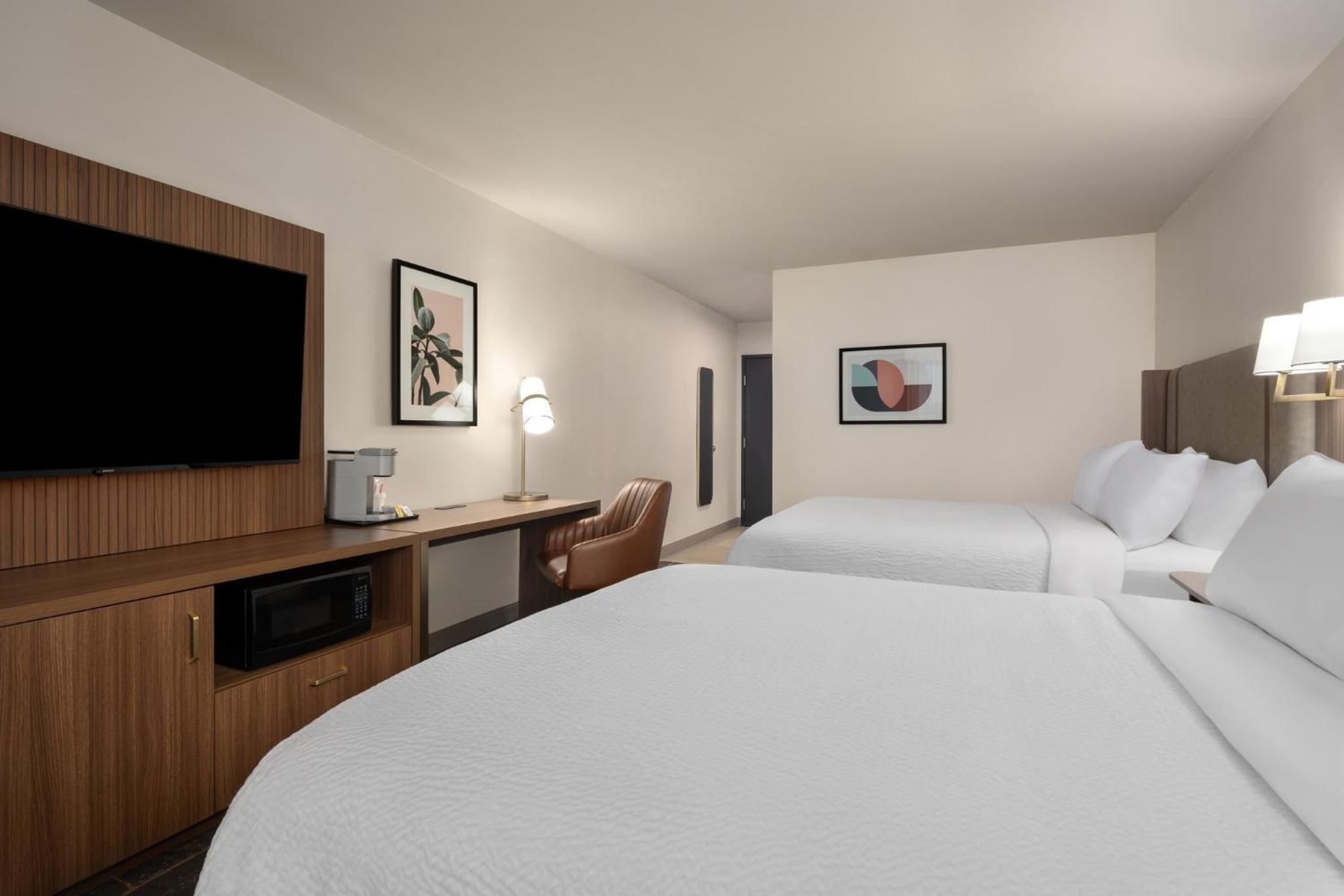 Standard Room With Two Queen Beds - Photo 4