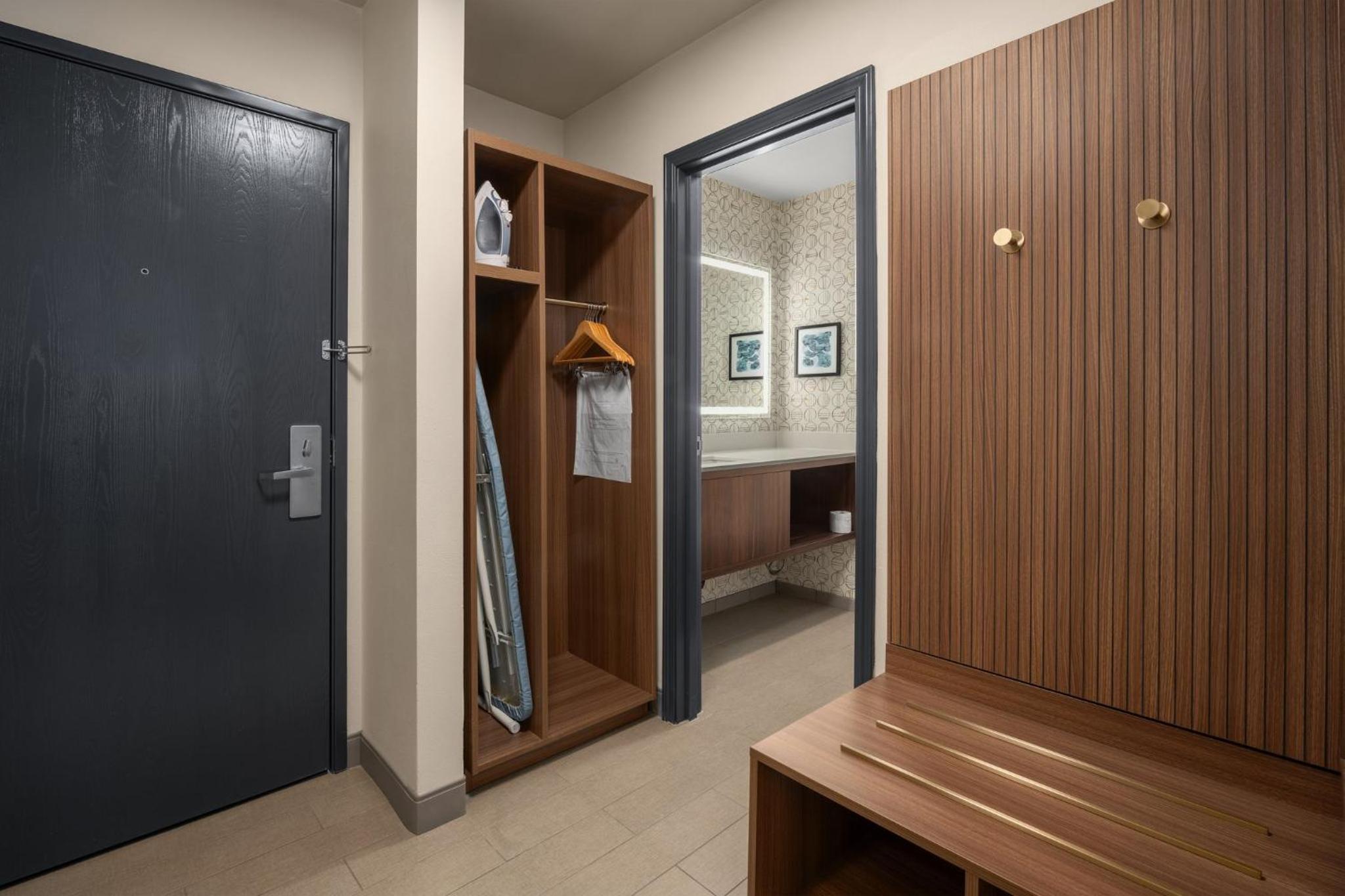 Standard King Room - Photo 7