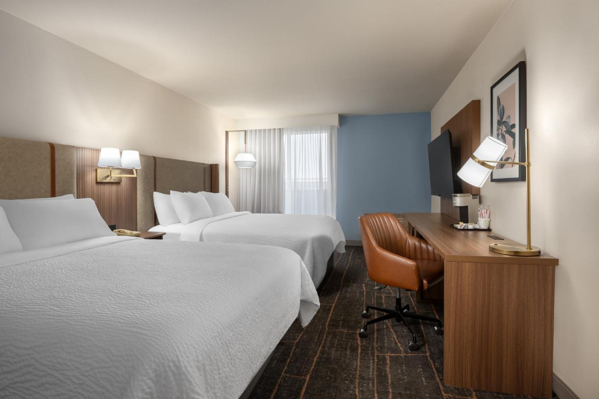 Standard Room With Two Queen Beds - Photo 1