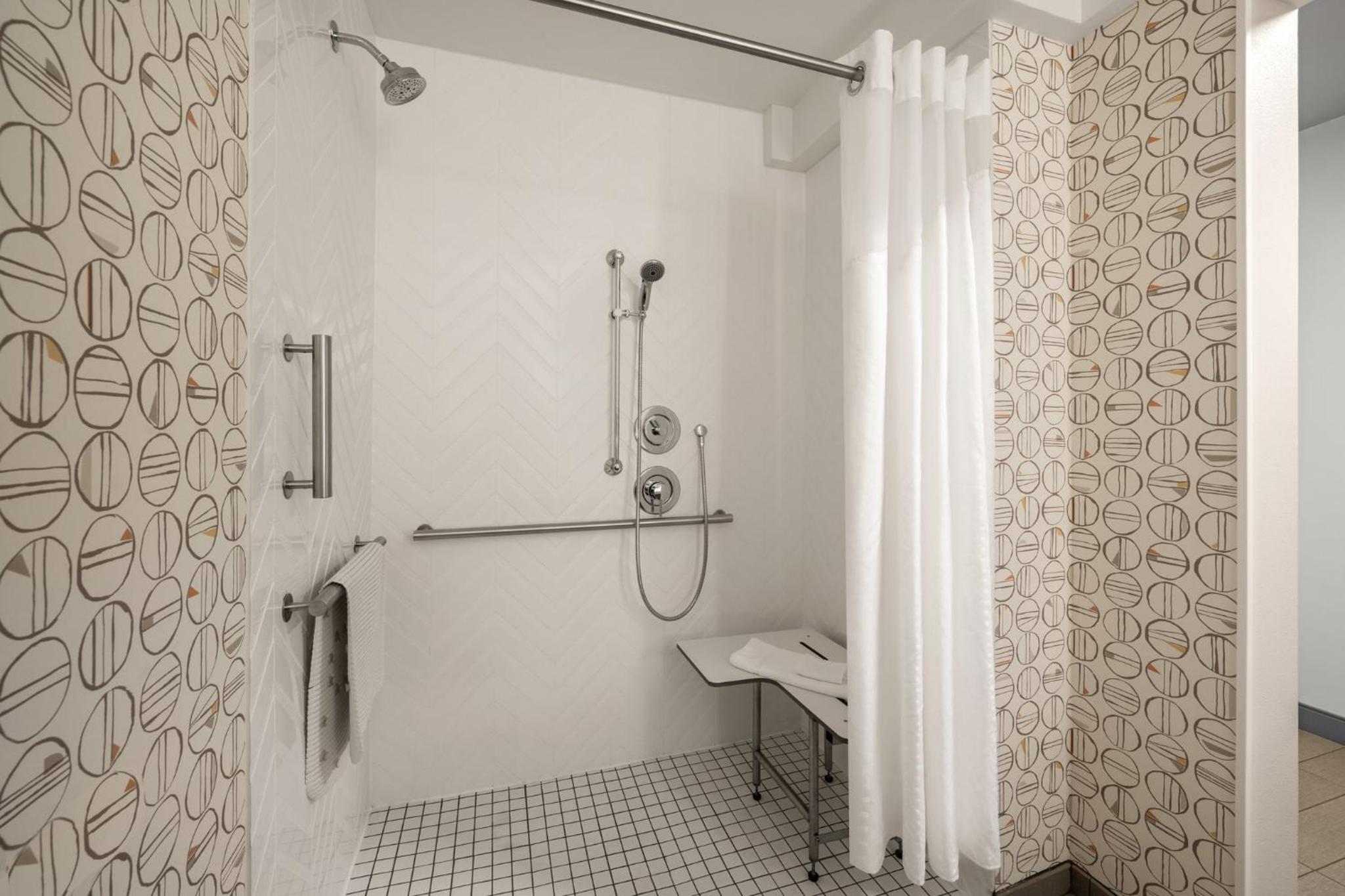 King Room with Roll in Shower - Hearing Accessible/Non-Smoking  - Photo 4