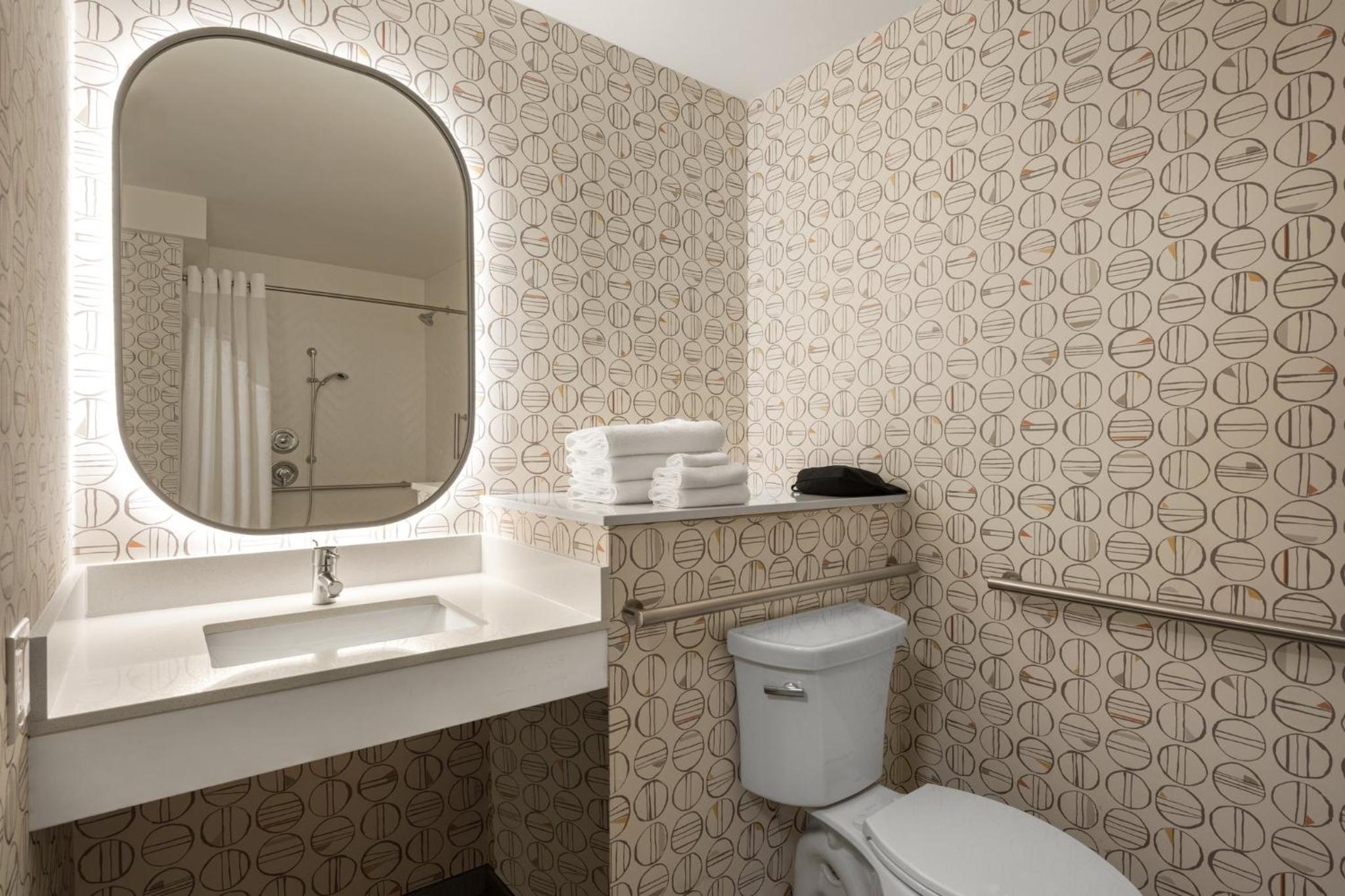 King Room with Roll in Shower - Hearing Accessible/Non-Smoking  - Photo 3