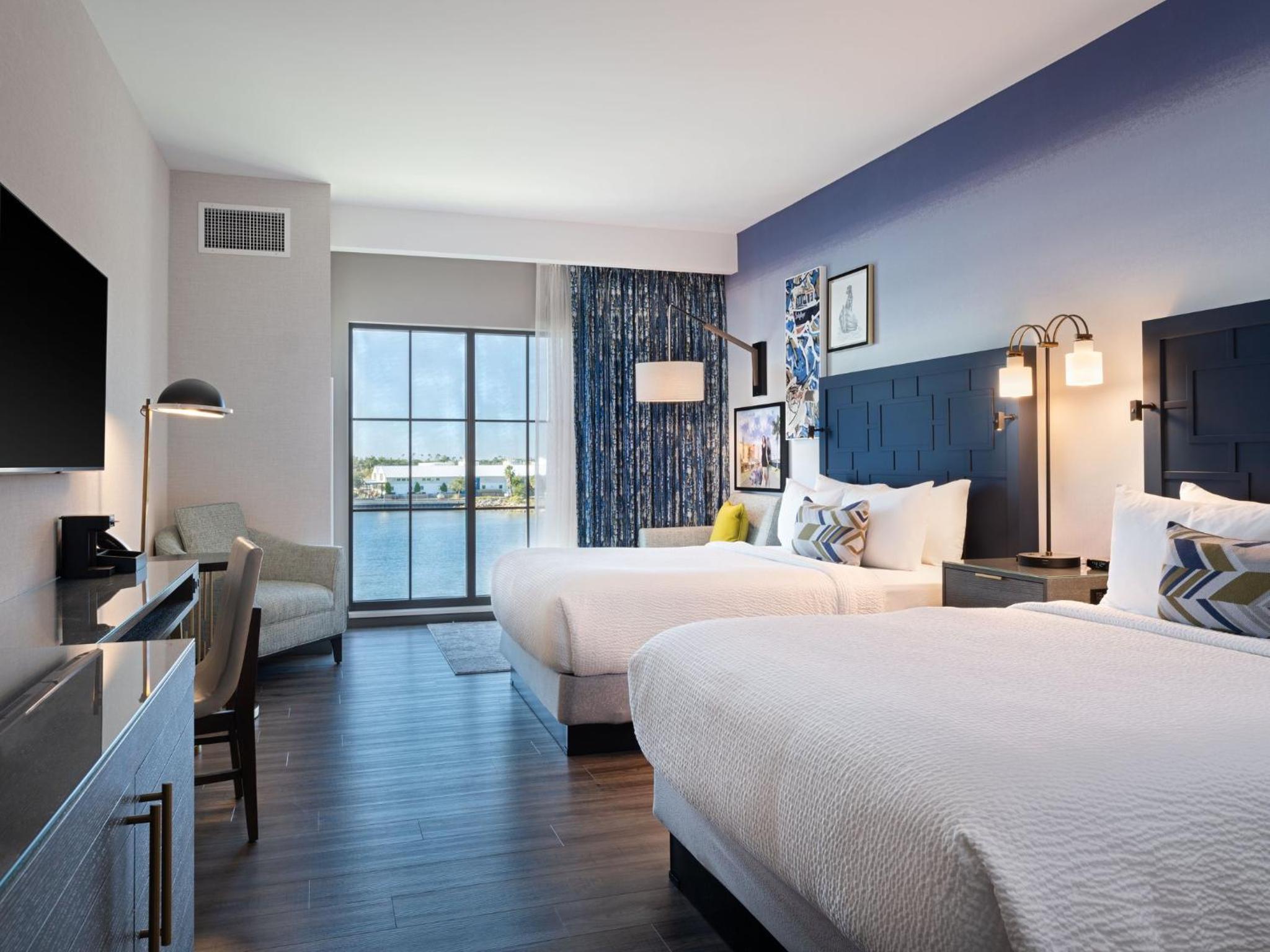 Queen Room with Two Queen Beds and Bay View  - Photo 6