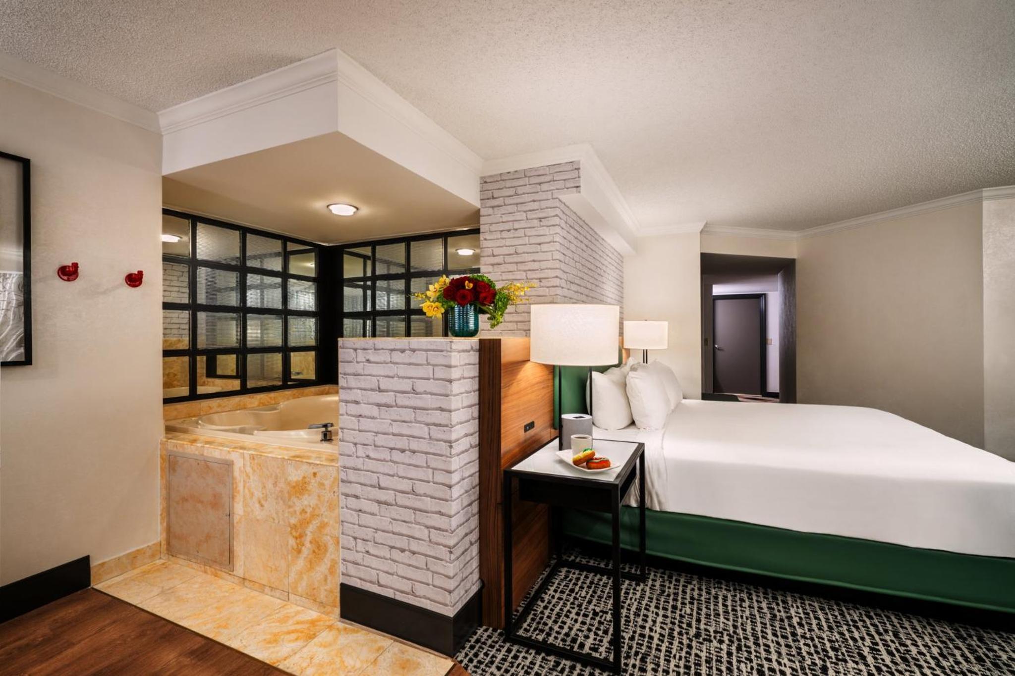 One Bedroom Luxury King Suite - Photo 2