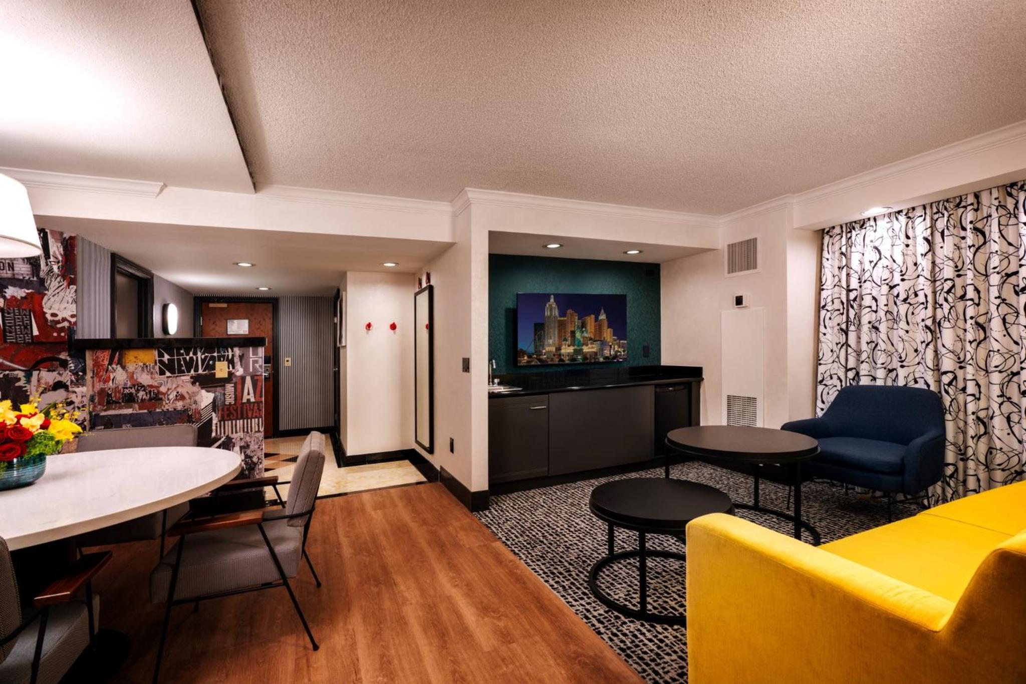 One Bedroom Luxury King Suite - Photo 3