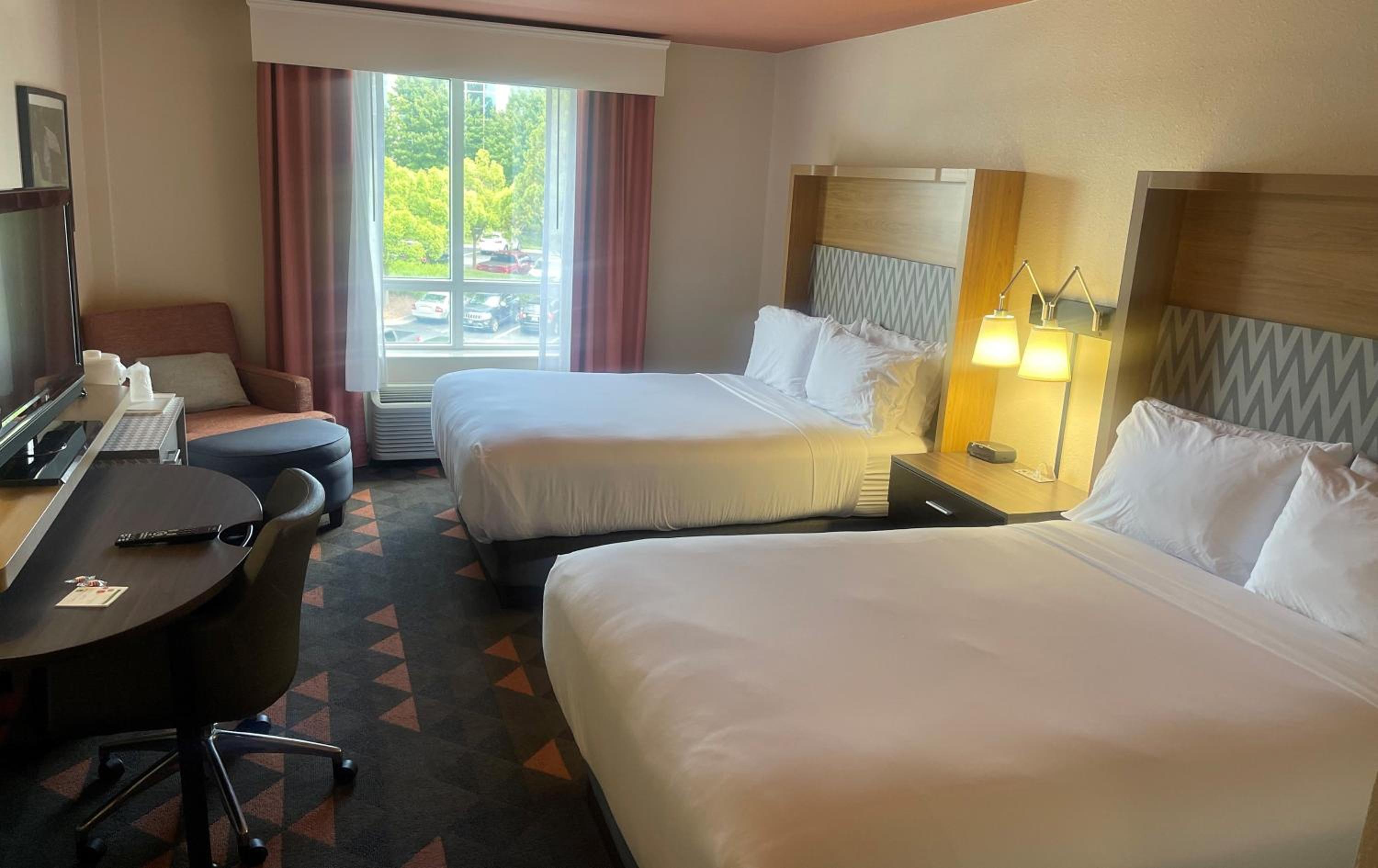 Standard Room with Two Queen Beds - Photo 6
