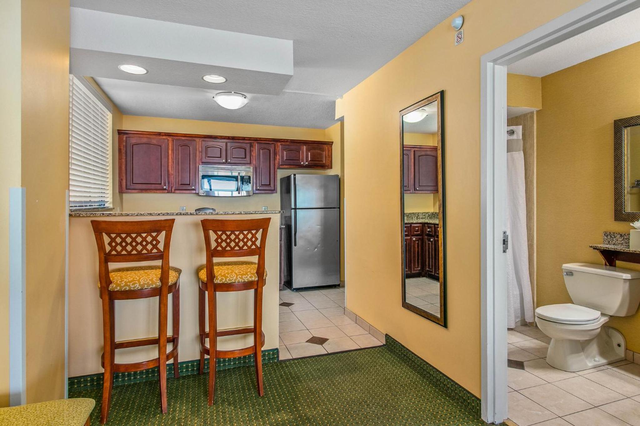 Queen Suite with Balcony and Gulf View - Photo 4