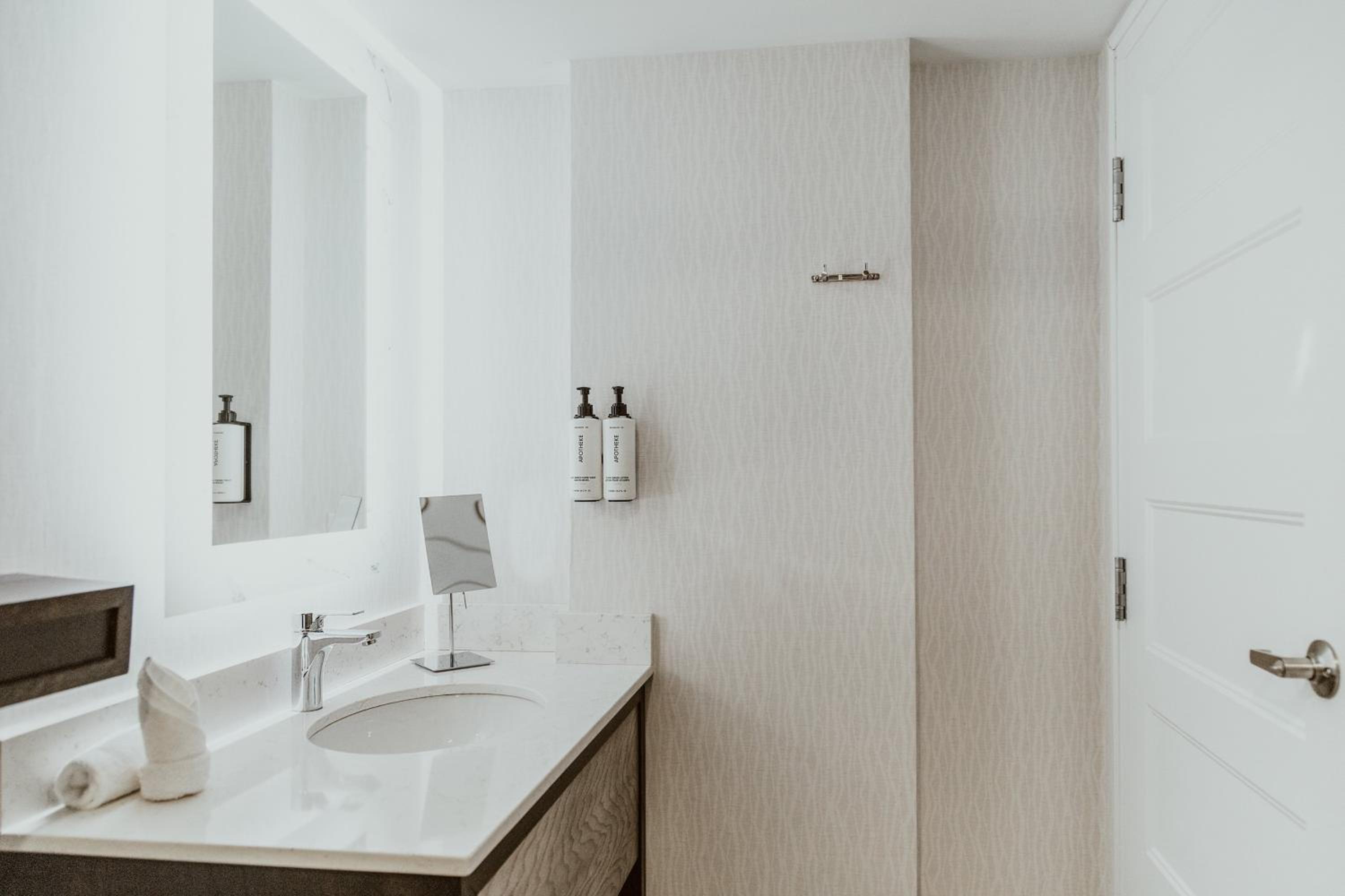 Premium King Room - Photo 6