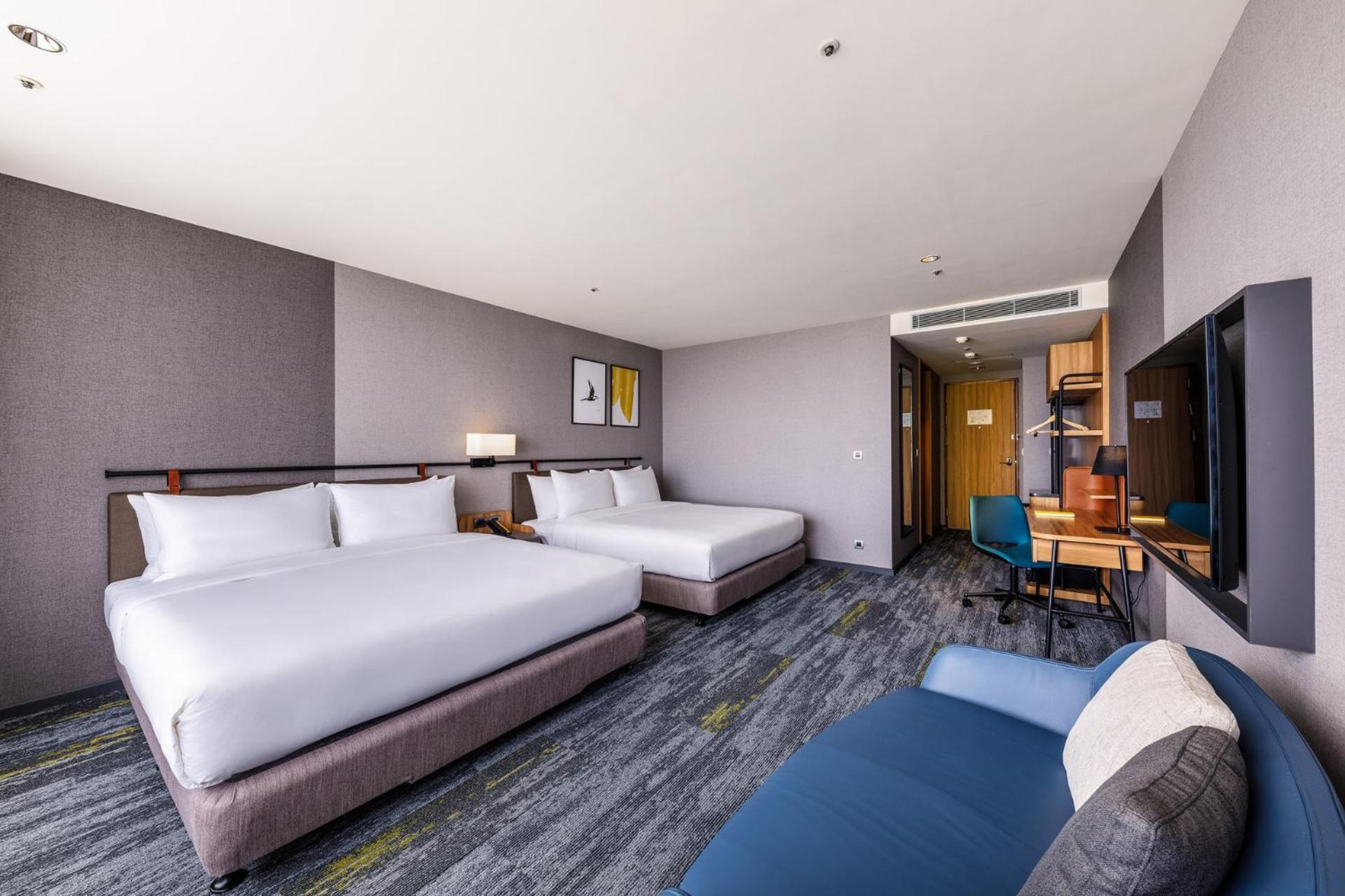 Premium Room with Two King Beds - Photo 5