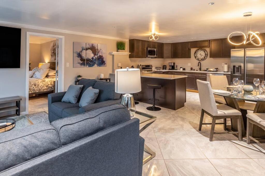 Six-Bedroom House photo 1