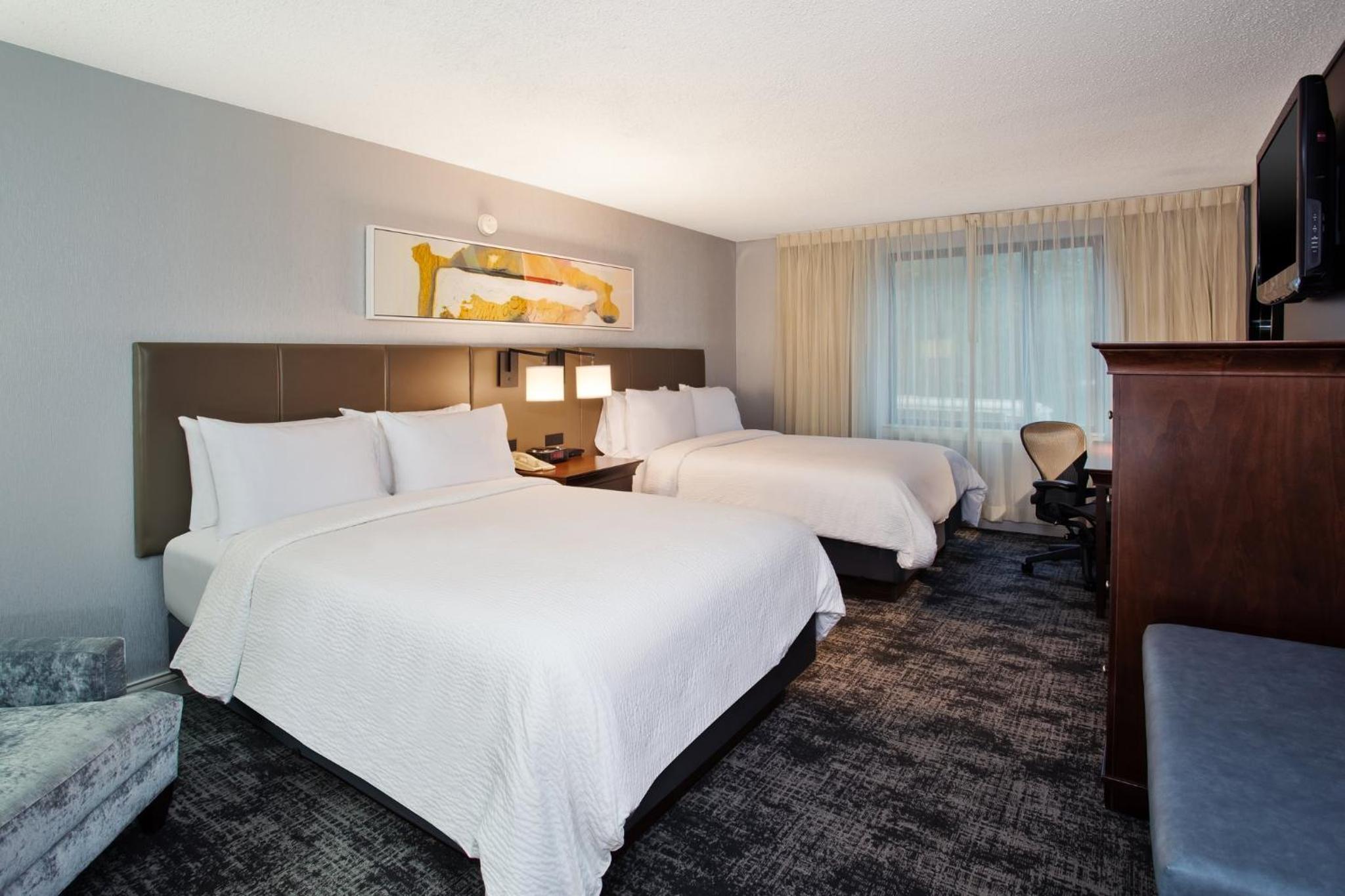 Standard Queen Room With Pool Access