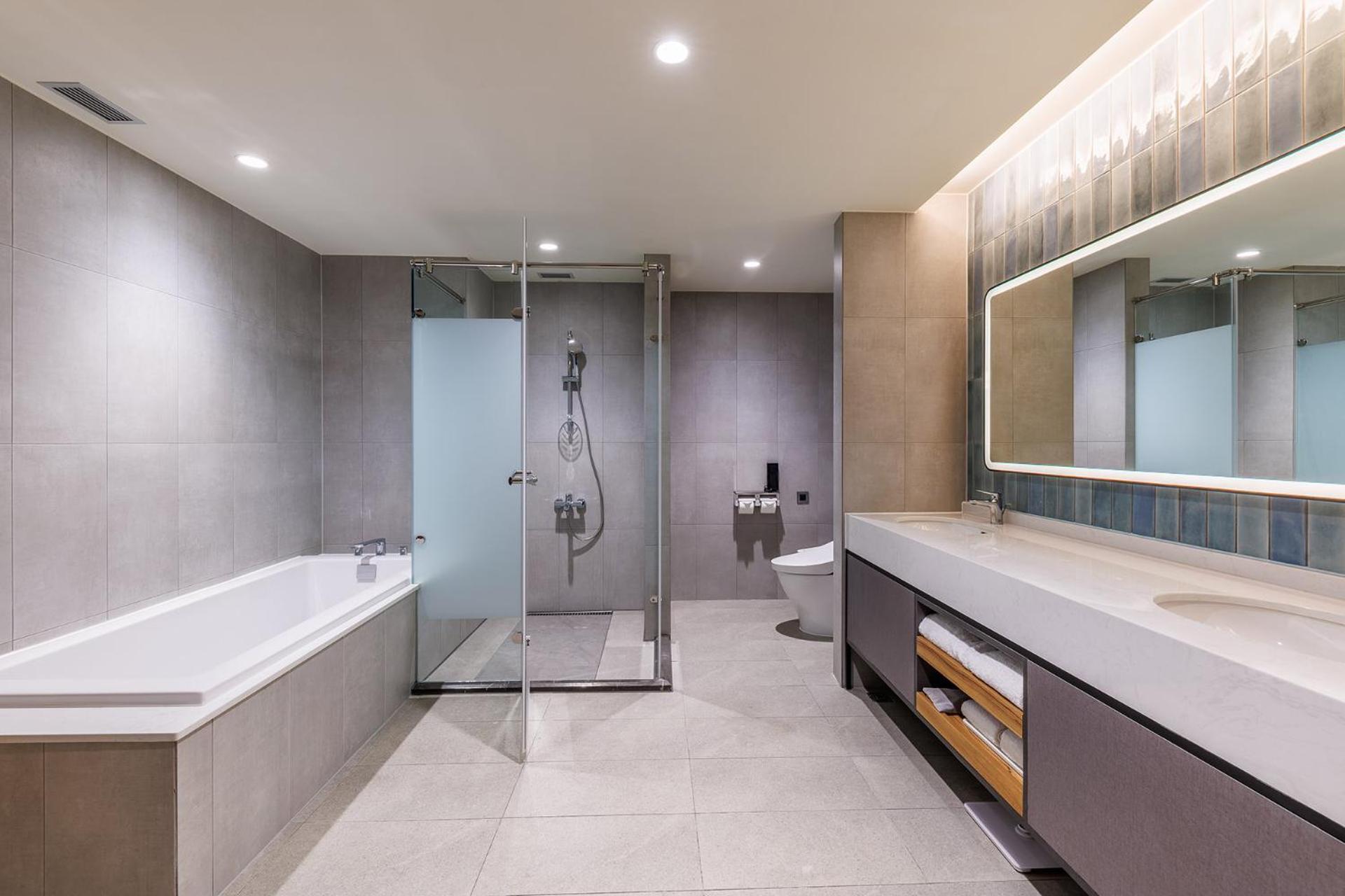 One-Bedroom Suite - Photo 6