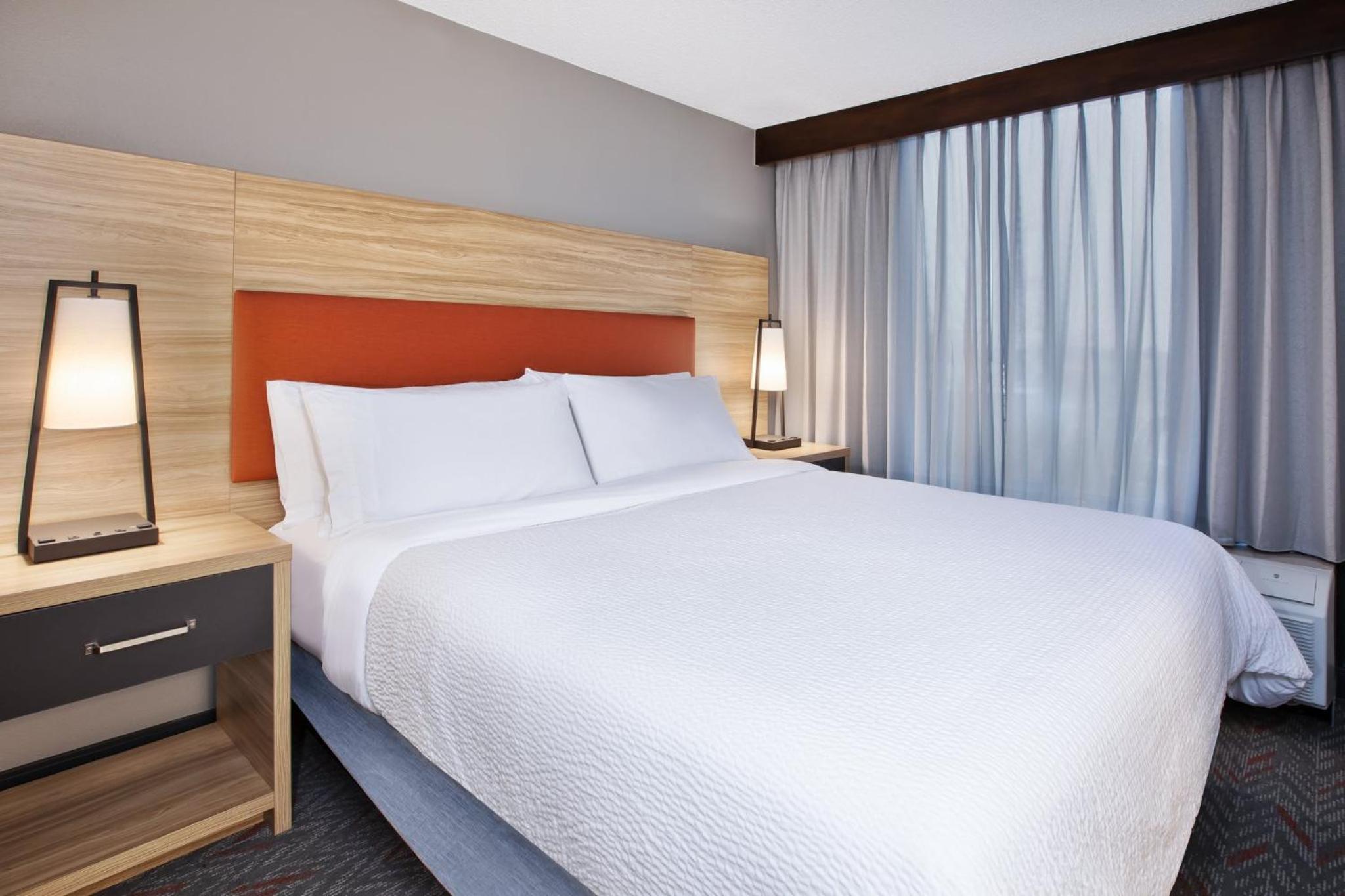 Standard King Room with Sofa Bed - Photo 8