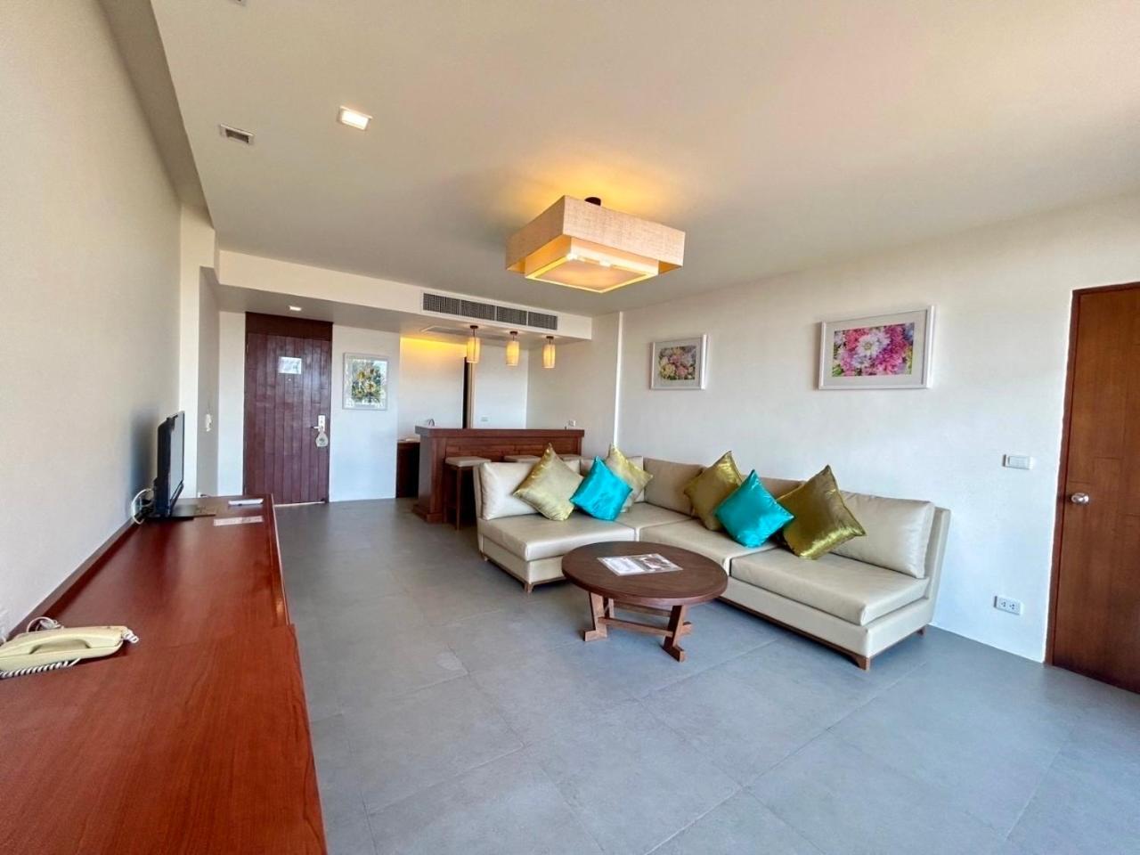Two-Bedroom Suite - Photo 4