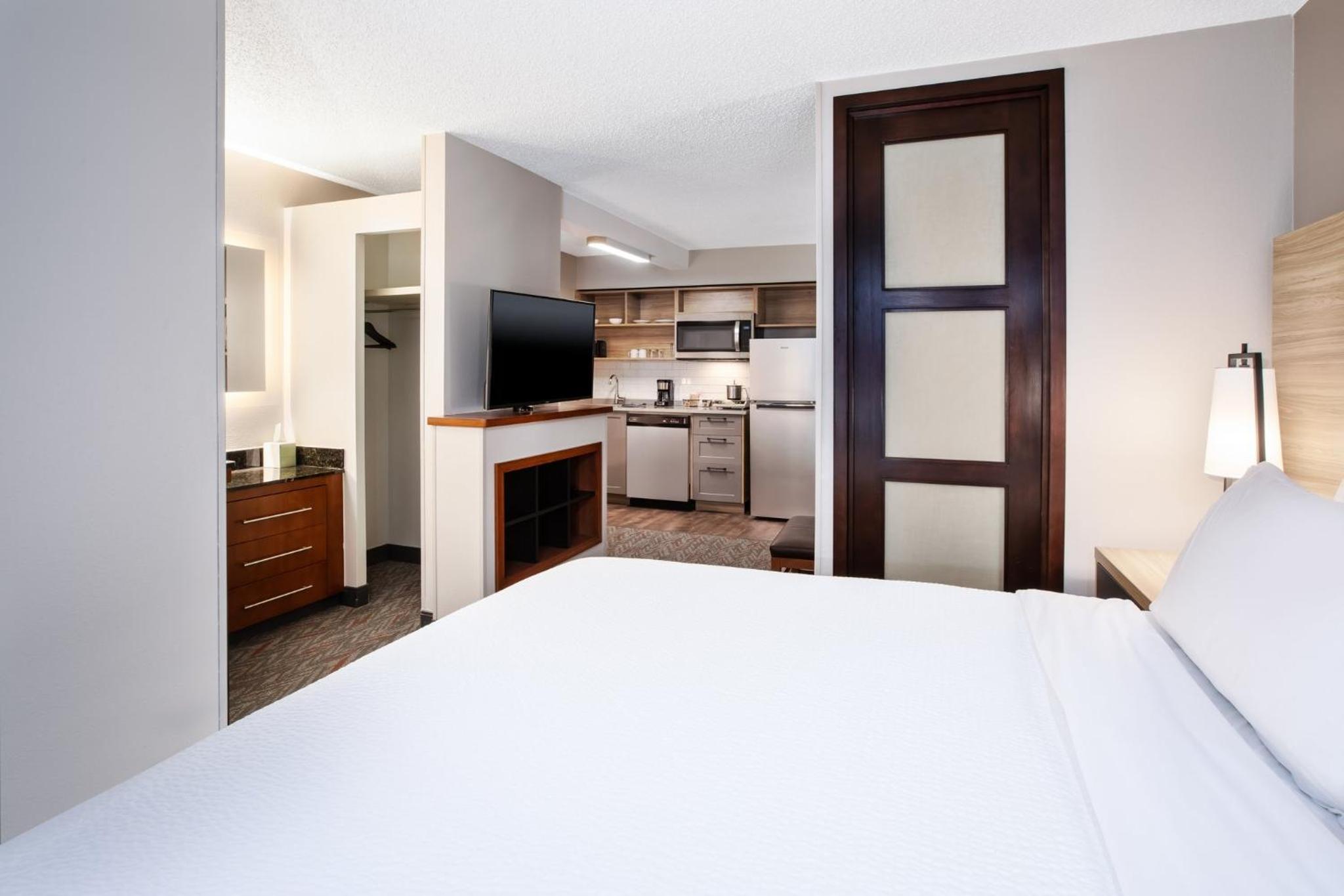 Standard King Room with Sofa Bed - Photo 9