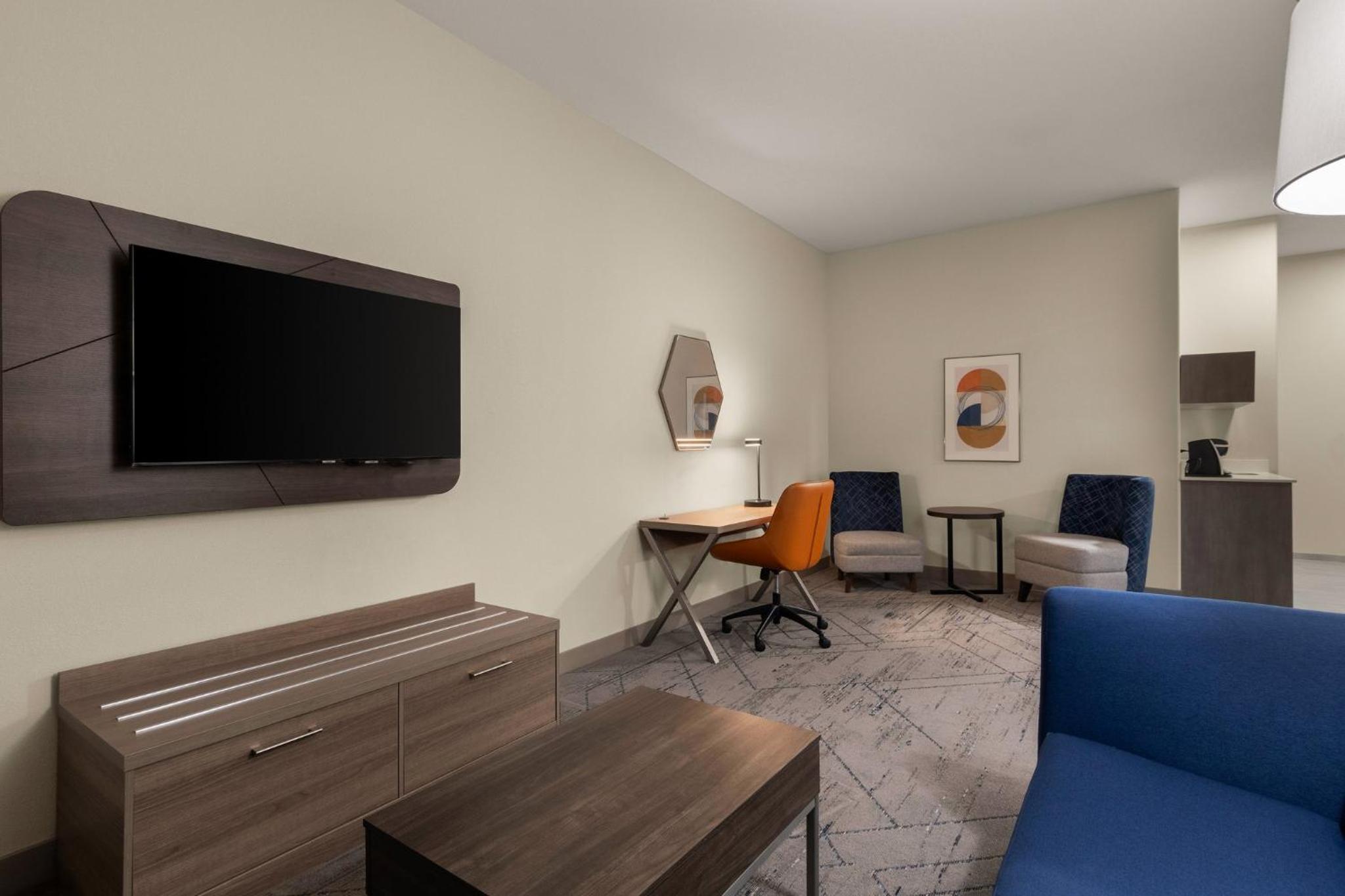 King Suite with Sofa Bed - Photo 4
