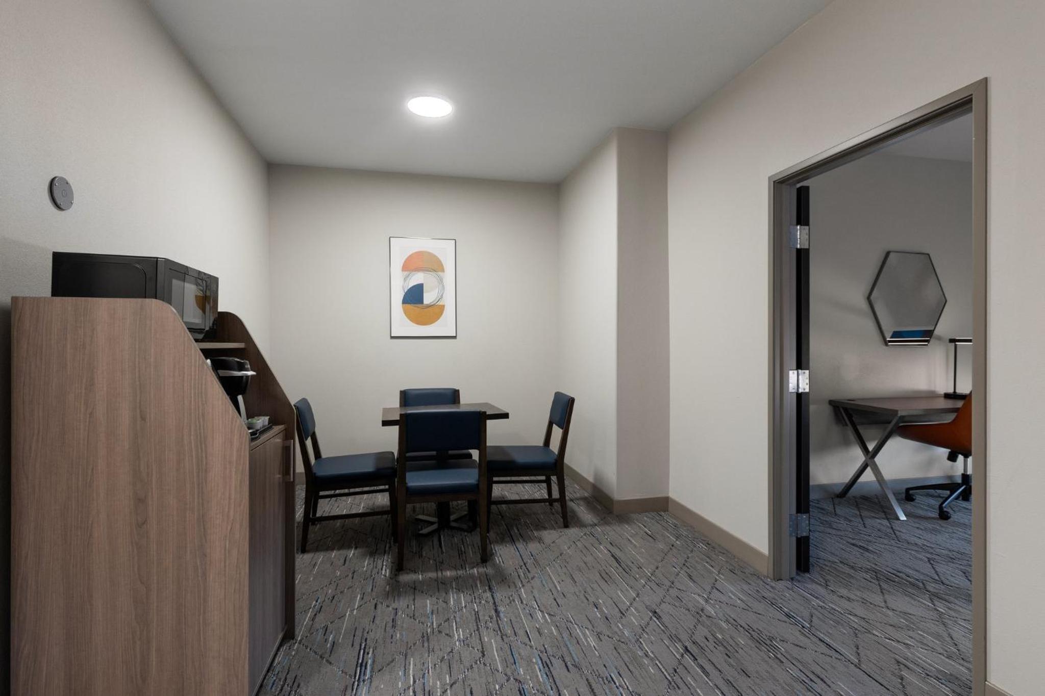 King Suite with Mobility Accessible Roll-In Shower - Photo 3