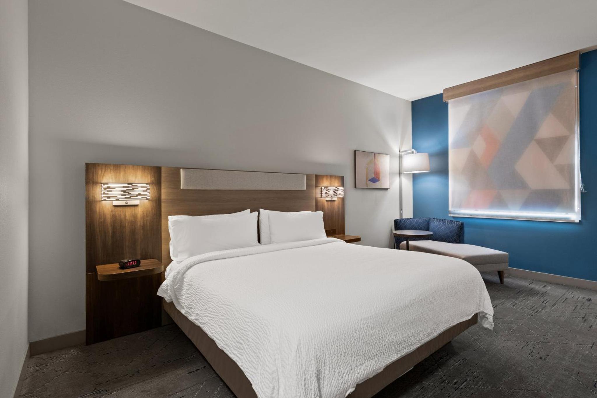 Standard King Room - Photo 5