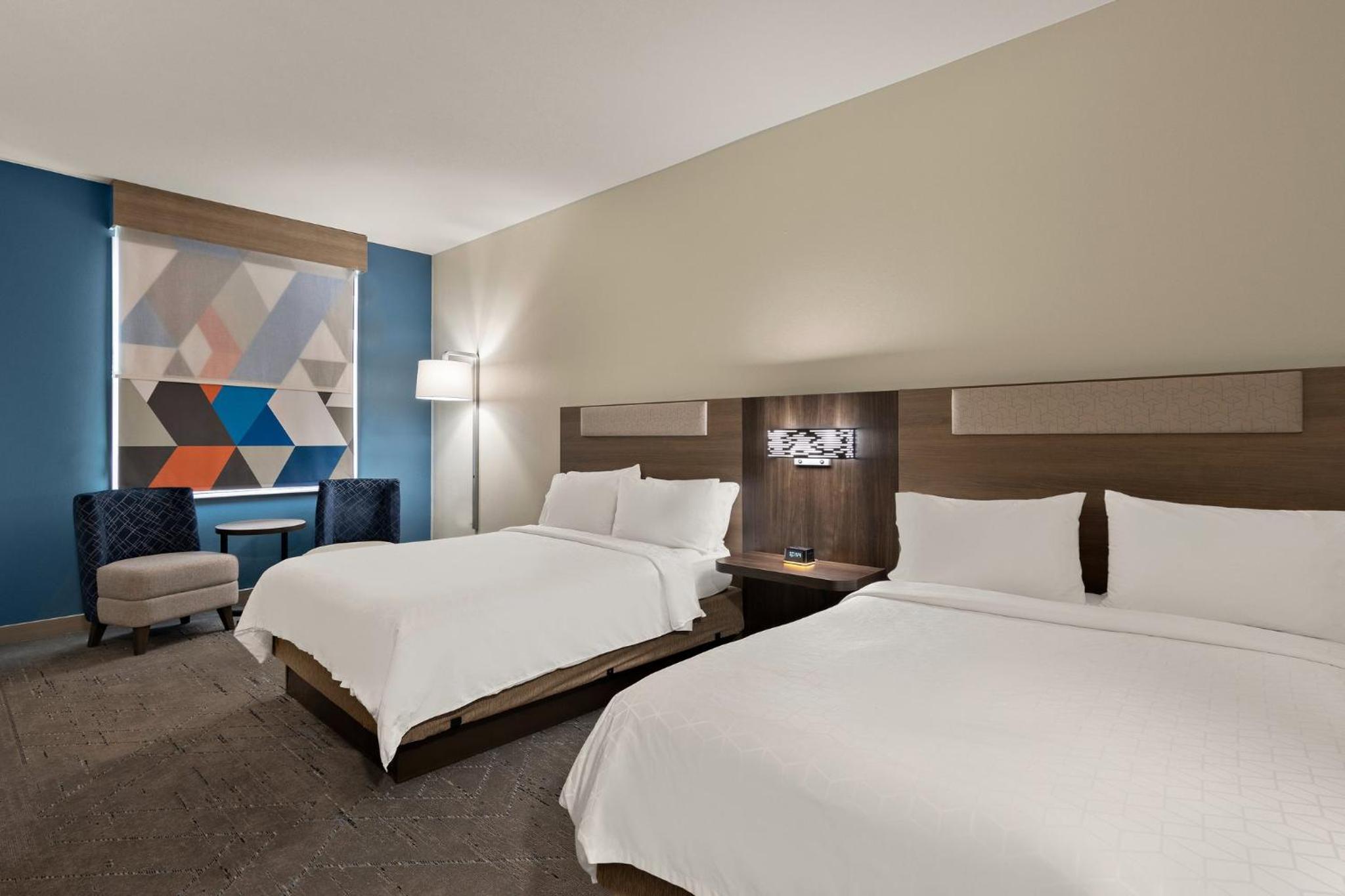 Deluxe Twin Room with Accessible Trans Shower - Non-Smoking - Photo 2
