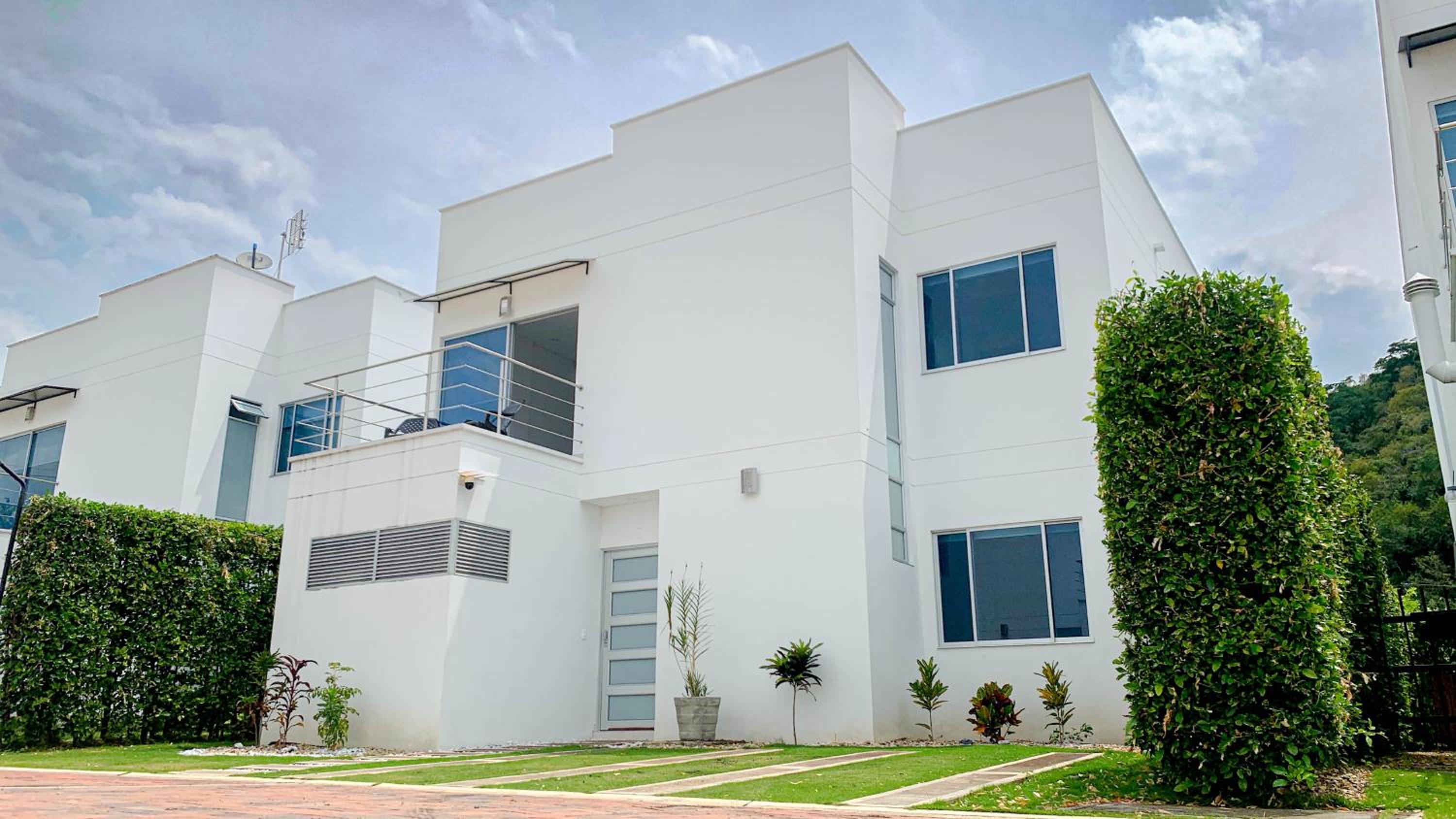 Three-Bedroom House photo 3