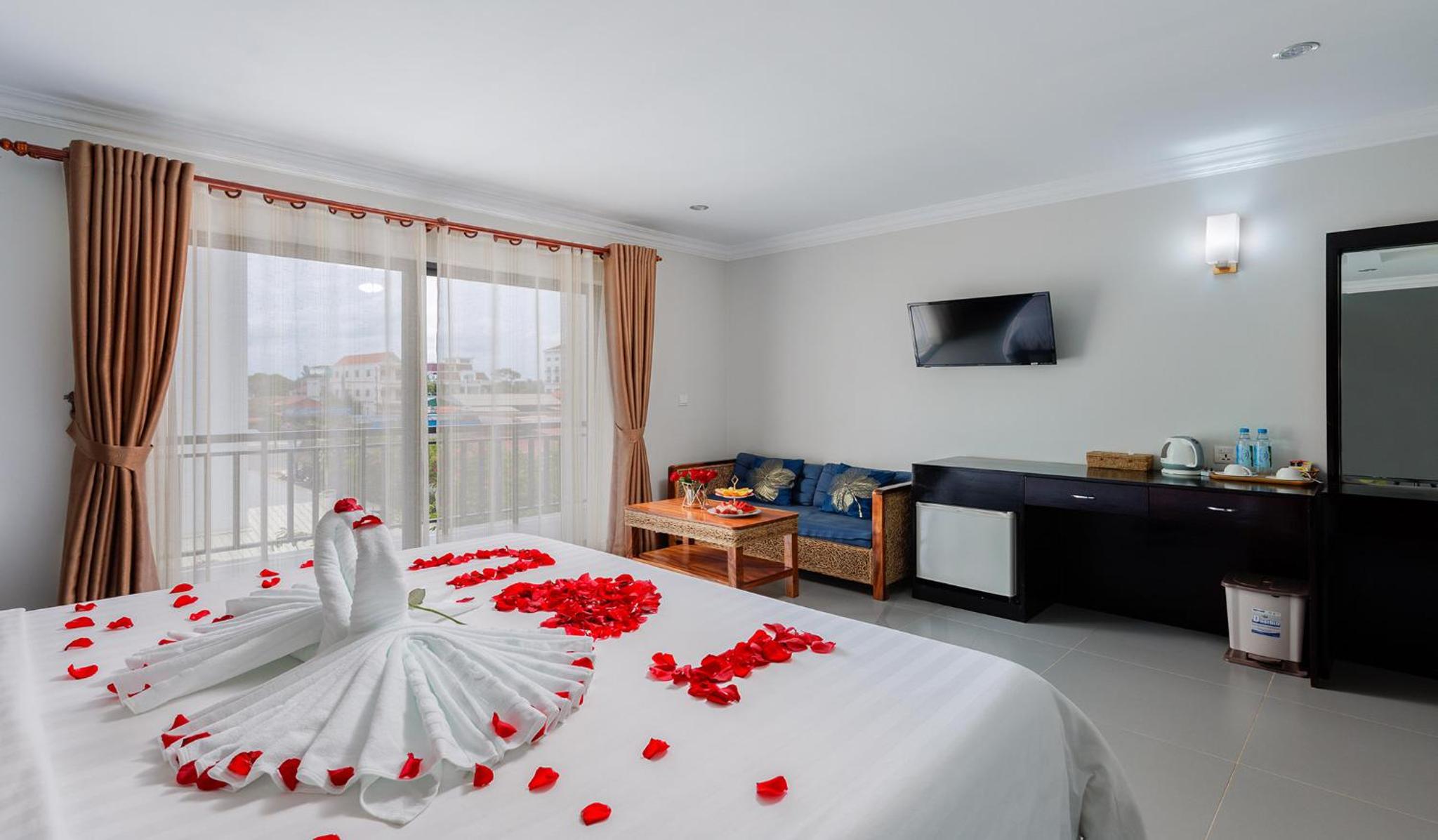 Deluxe Double Room with Balcony - Photo 5