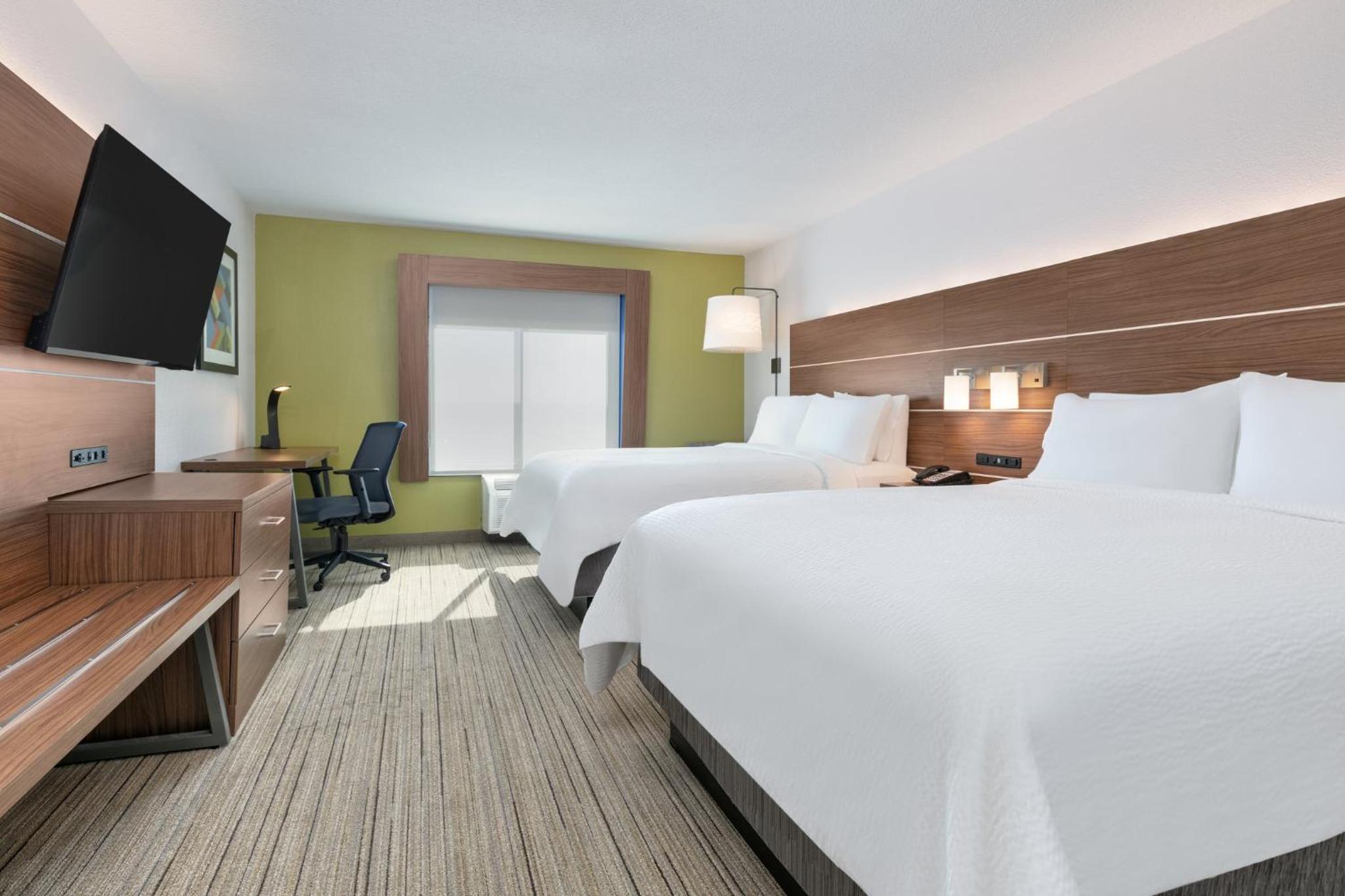 Standard Room with Two Queen Beds - Photo 2