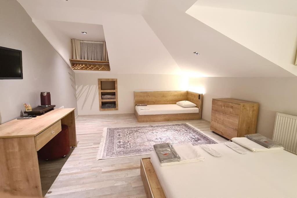 Triple Room with Private Bathroom photo 1