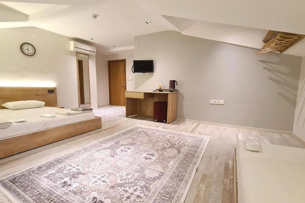 Triple Room with Private Bathroom photo 3