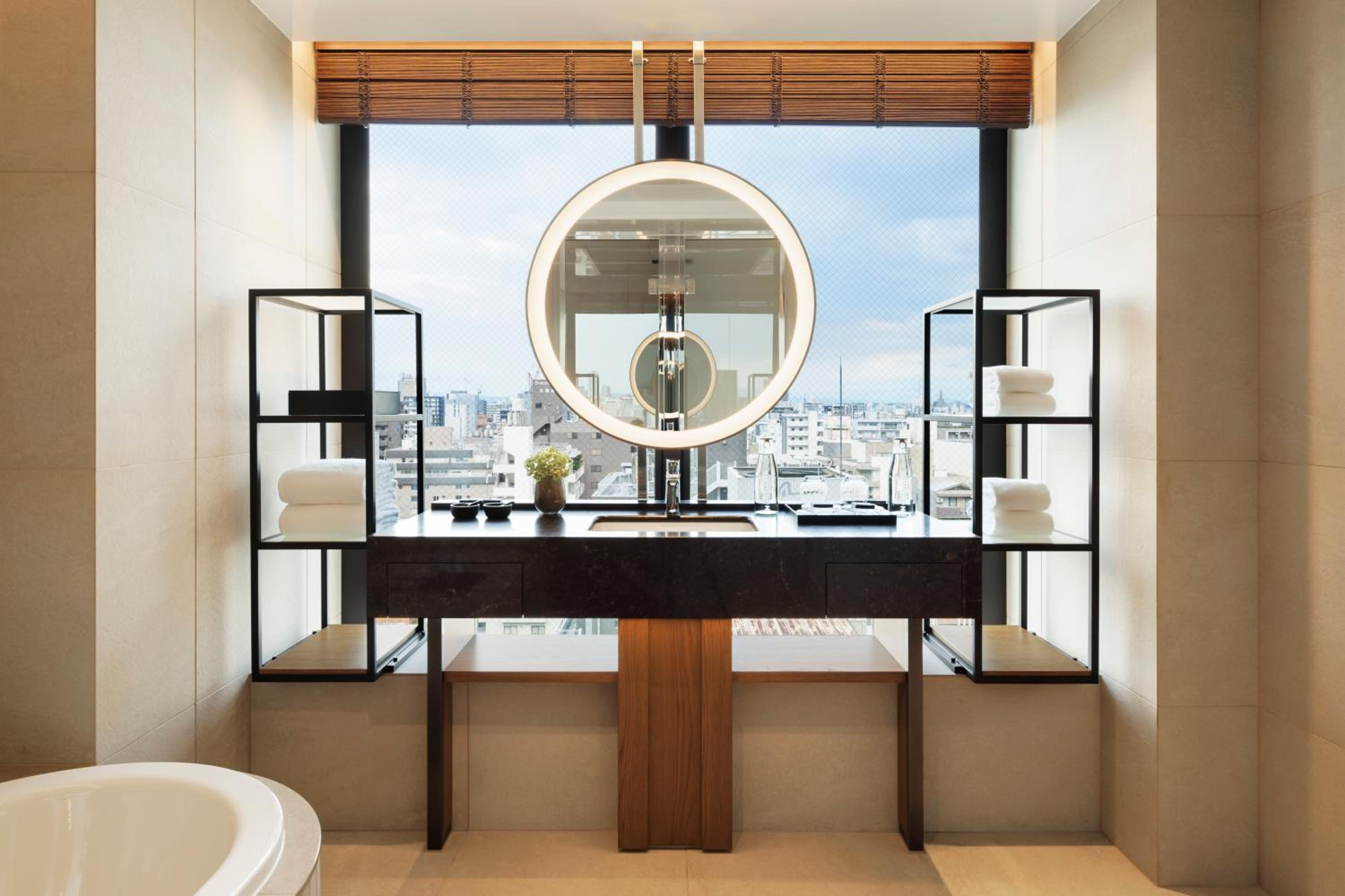 Euphoria Deluxe King Room with City View - Photo 2