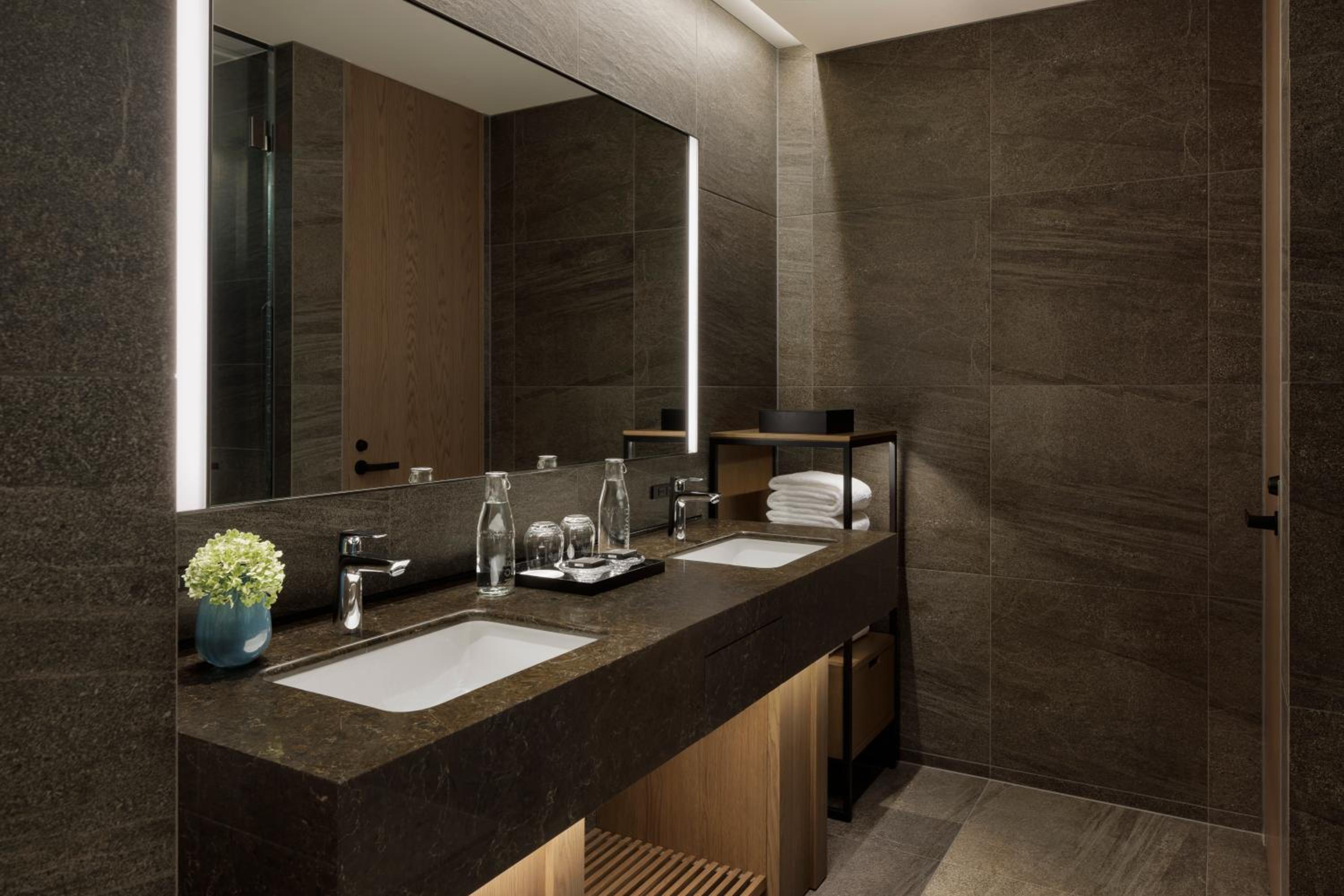 Euphoria Deluxe Twin Room with City View - Photo 3