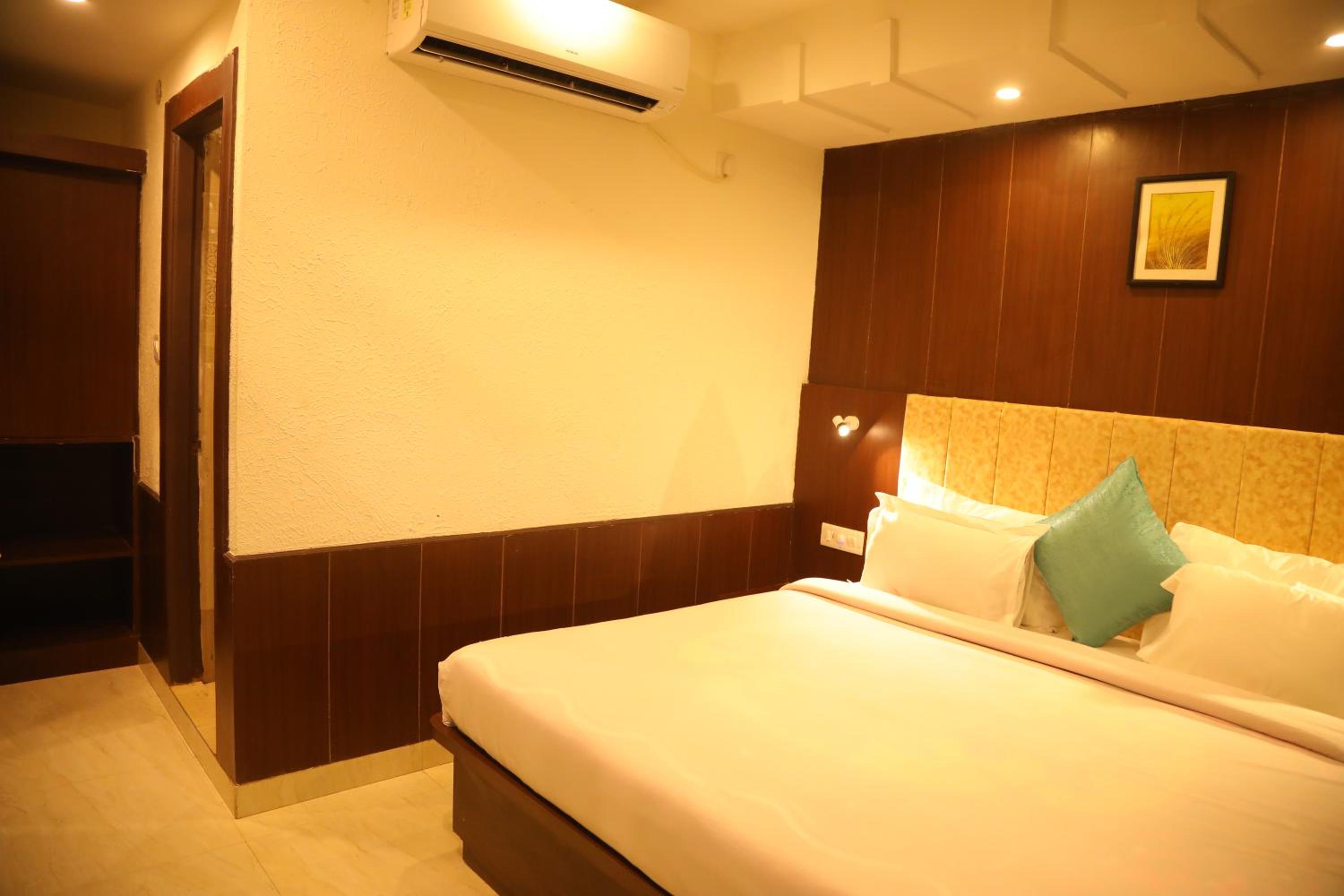 Executive Suite - Photo 2
