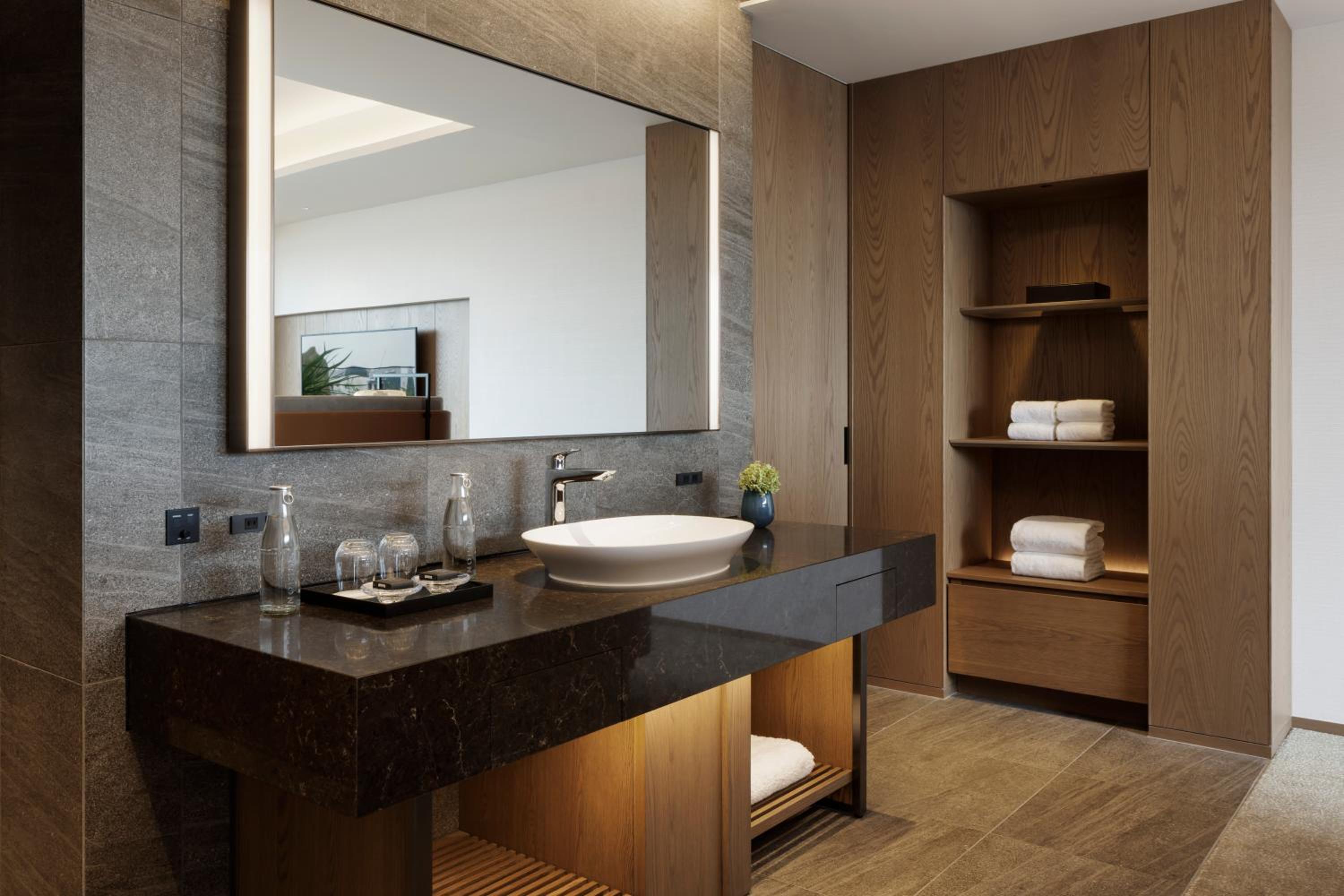Euphoria Premier Twin Room with City View - Photo 3