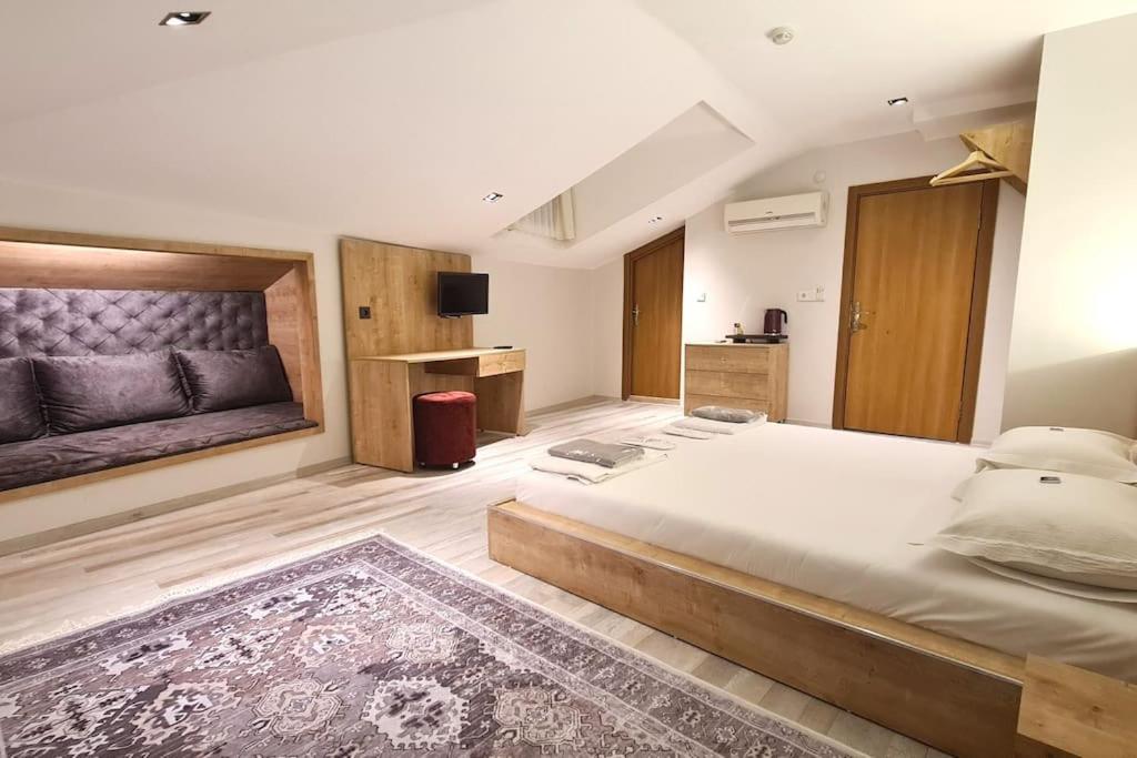 Triple Room with Private Bathroom photo 2