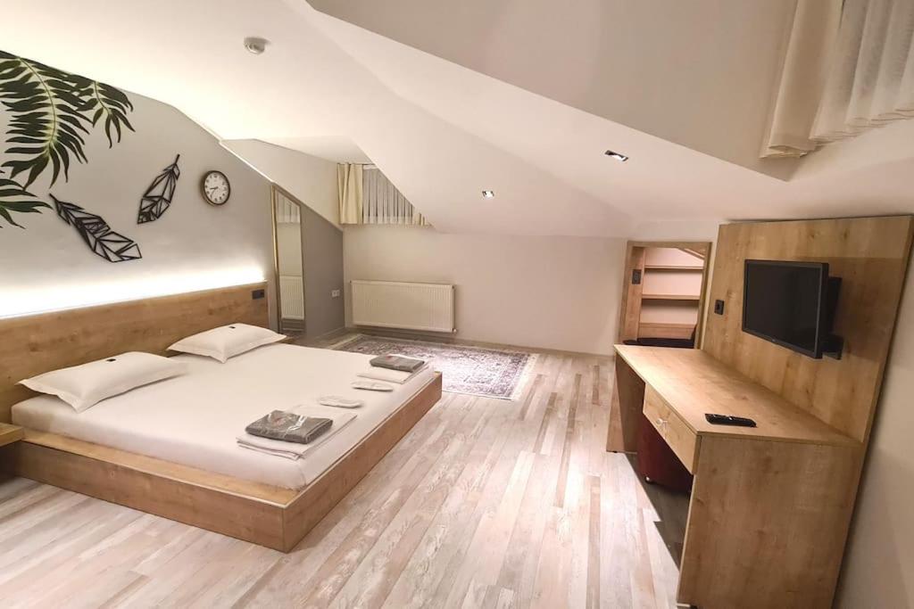 Triple Room with Private Bathroom photo 3