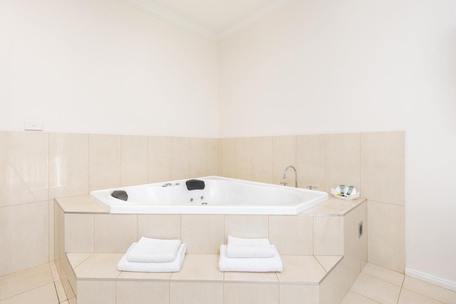 Luxury Suite with Spa Bath - Photo 4